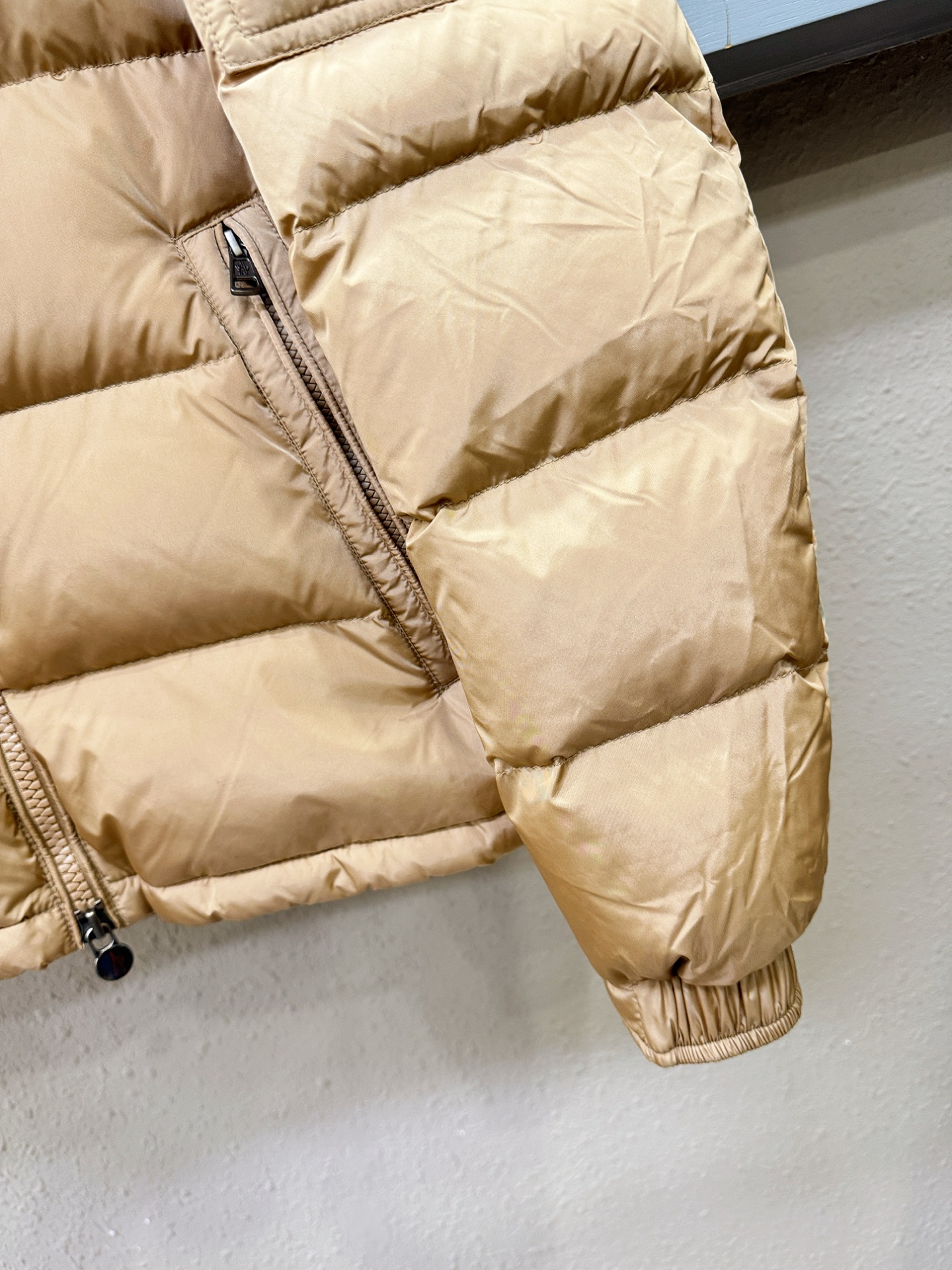爆款羽绒服 Moncler蒙口 2025新款羽绒服秀场新品，品相非常完美，专柜高科技防水面料，内里90%