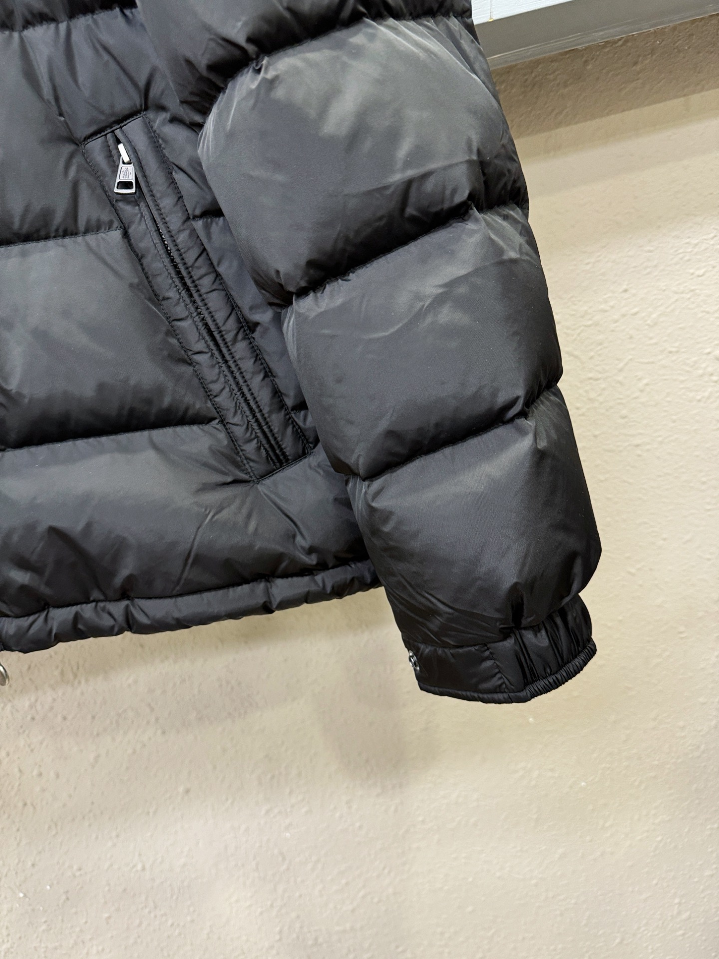 爆款羽绒服 Moncler蒙口 2025新款羽绒服秀场新品，品相非常完美，专柜高科技防水面料，内里90%