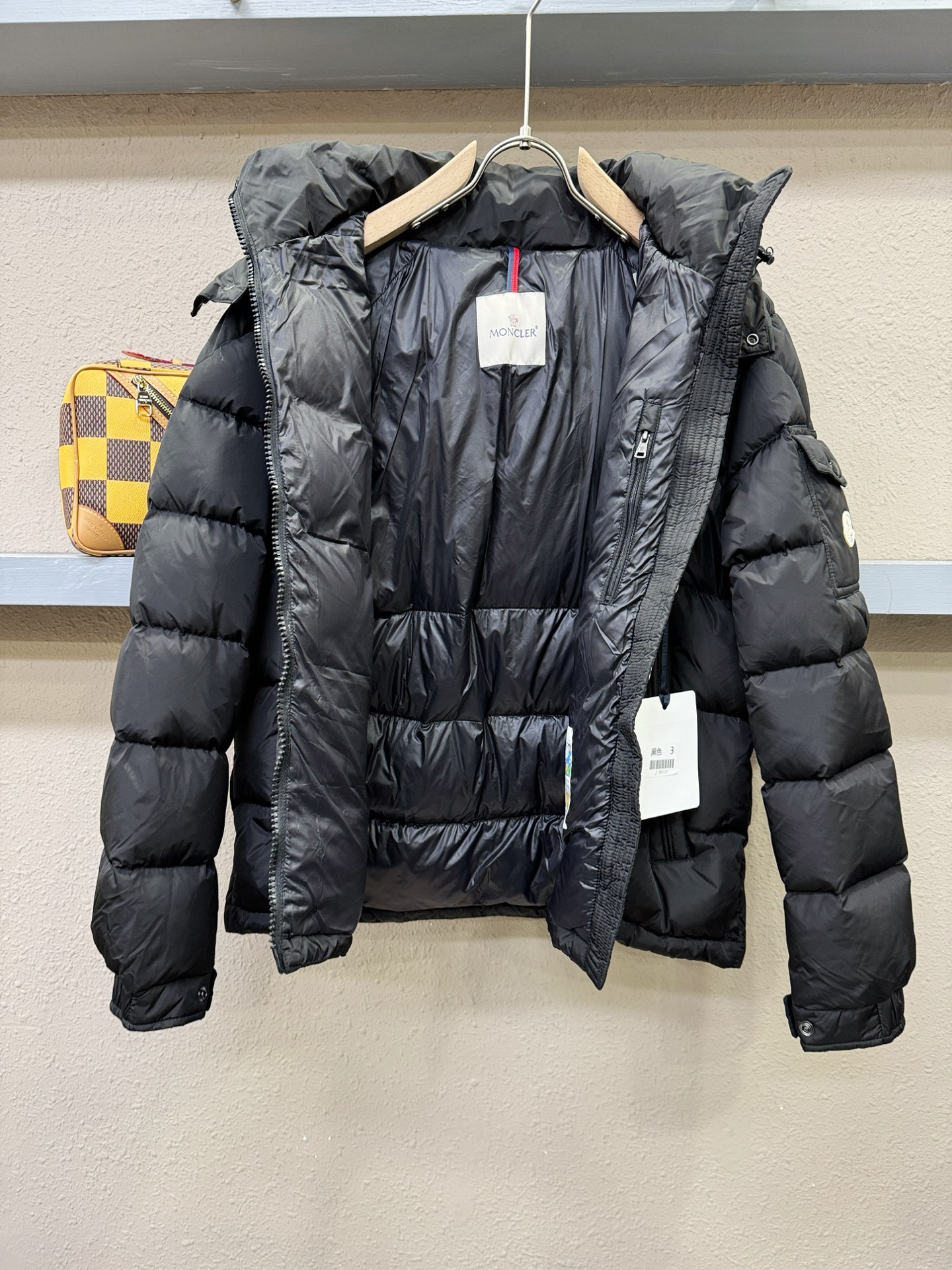 爆款羽绒服 Moncler蒙口 2025新款羽绒服秀场新品，品相非常完美，专柜高科技防水面料，内里90%