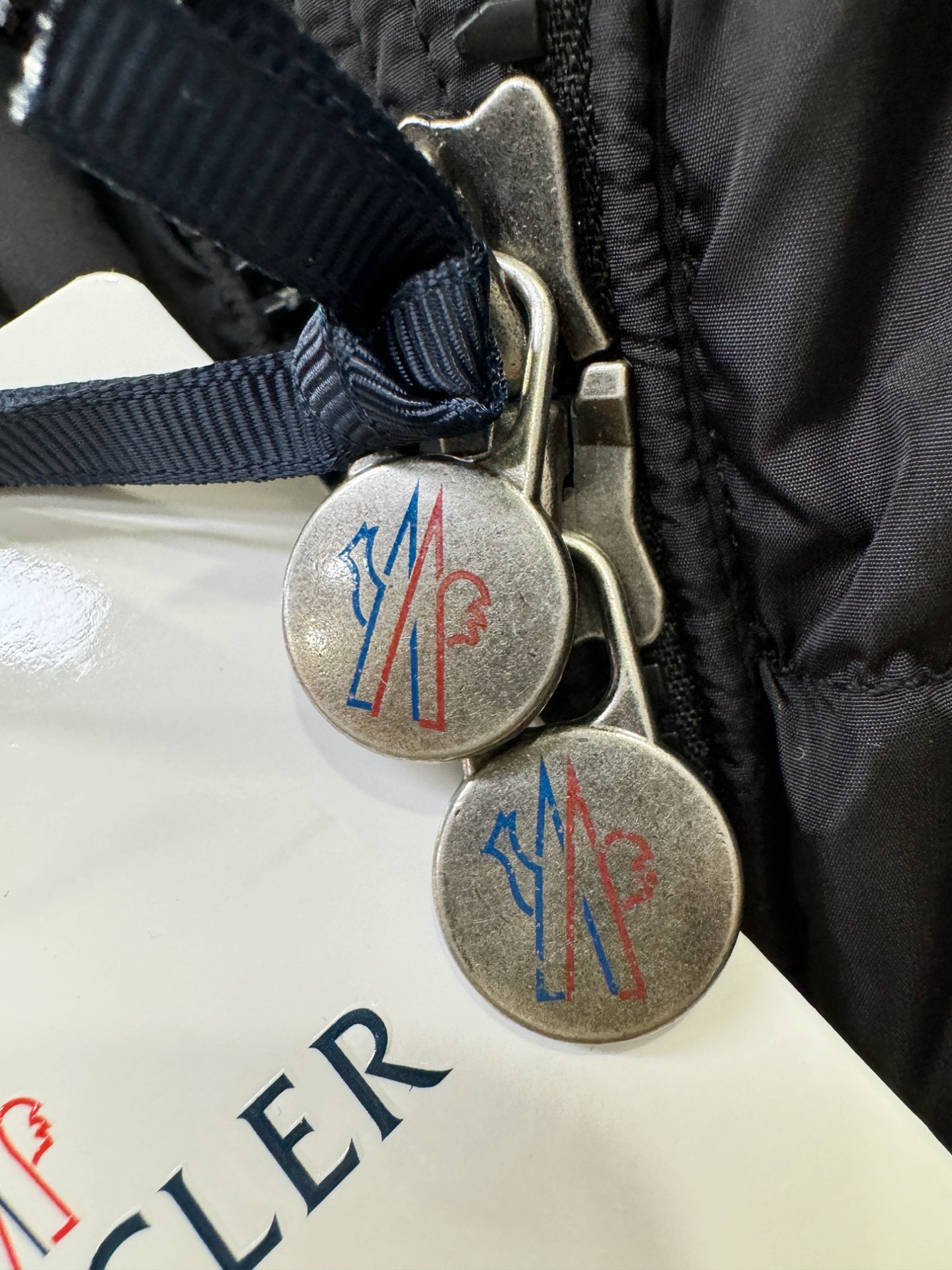 爆款羽绒服 Moncler蒙口 2025新款羽绒服秀场新品，品相非常完美，专柜高科技防水面料，内里90%