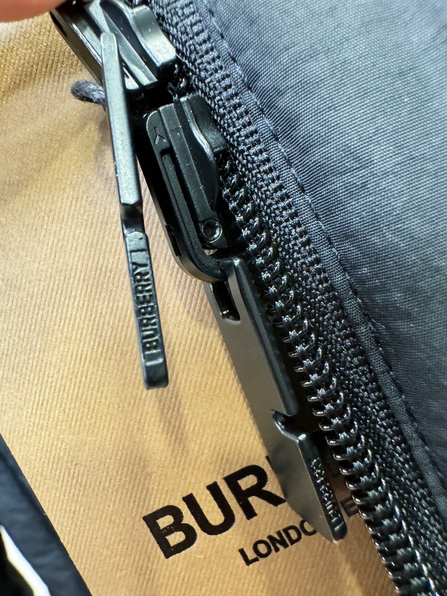 双面可穿BURBERRY巴宝莉 2025秋冬新款棉服夹克外套，内里加棉，精工刺绣，原单狠货 意大利进口面