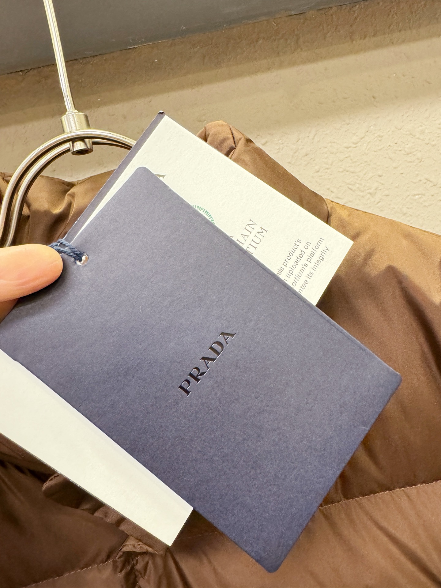 爆款羽绒服 PRADA 普拉达 2025新款羽绒服秀场新品，品相非常完美，专柜高科技防水面料，内里90%