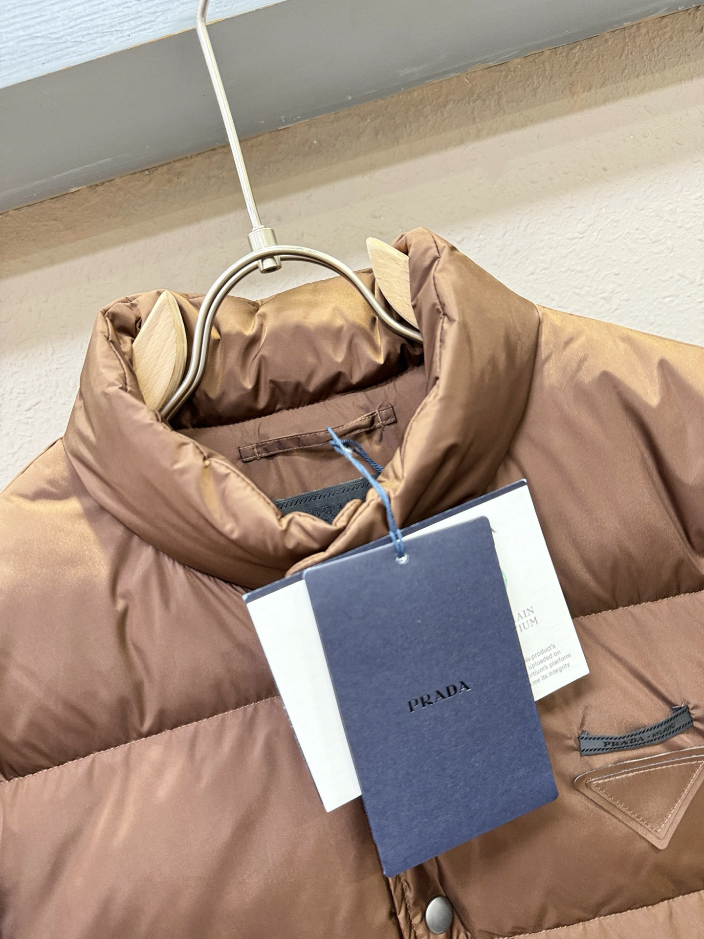 爆款羽绒服 PRADA 普拉达 2025新款羽绒服秀场新品，品相非常完美，专柜高科技防水面料，内里90%