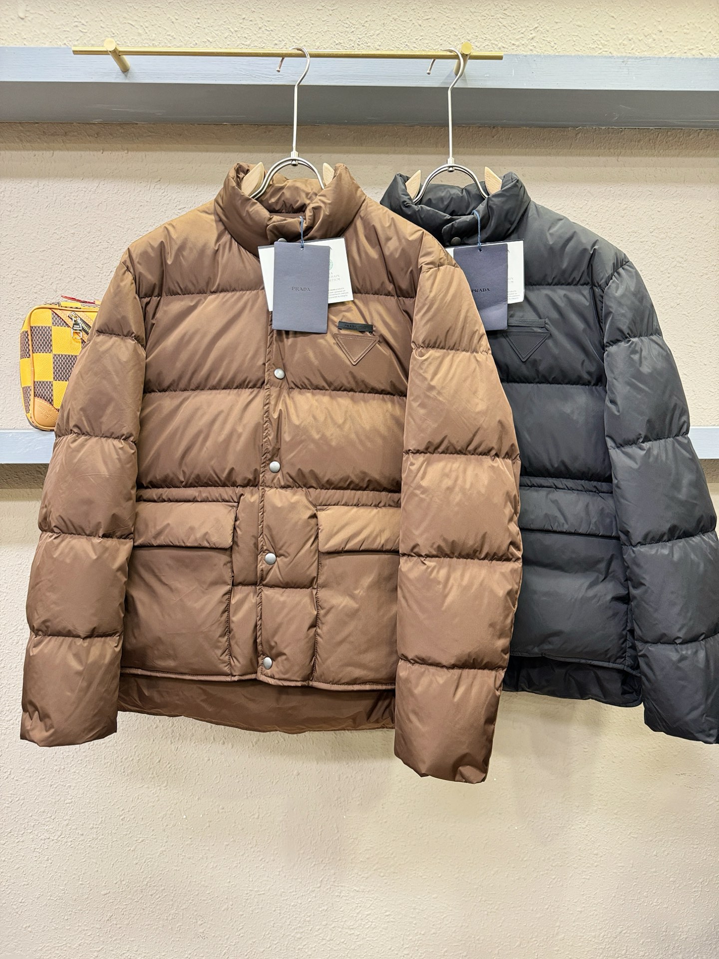 爆款羽绒服 PRADA 普拉达 2025新款羽绒服秀场新品，品相非常完美，专柜高科技防水面料，内里90%