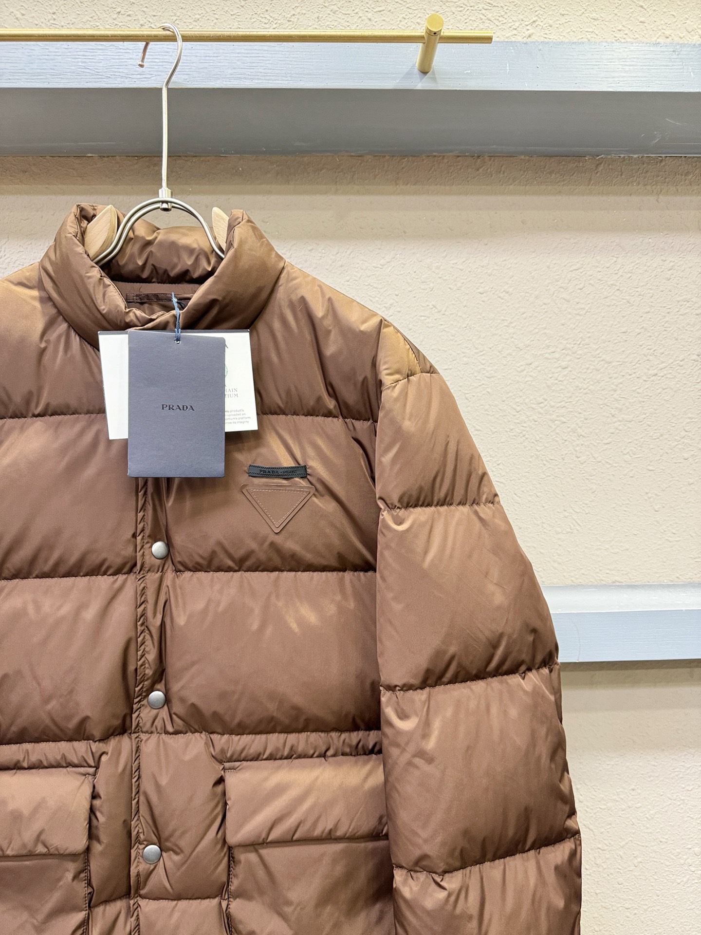 爆款羽绒服 PRADA 普拉达 2025新款羽绒服秀场新品，品相非常完美，专柜高科技防水面料，内里90%