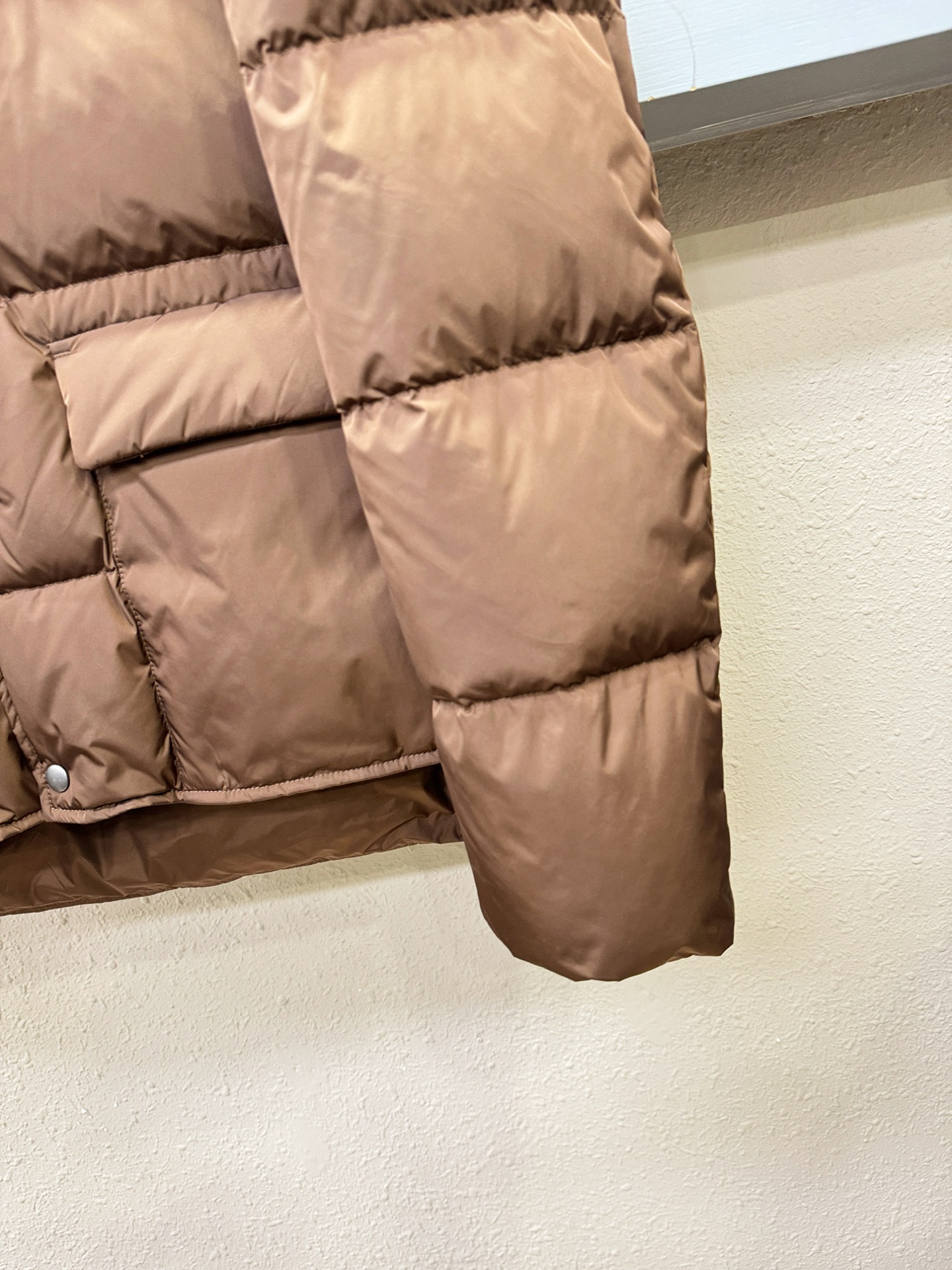 爆款羽绒服 PRADA 普拉达 2025新款羽绒服秀场新品，品相非常完美，专柜高科技防水面料，内里90%