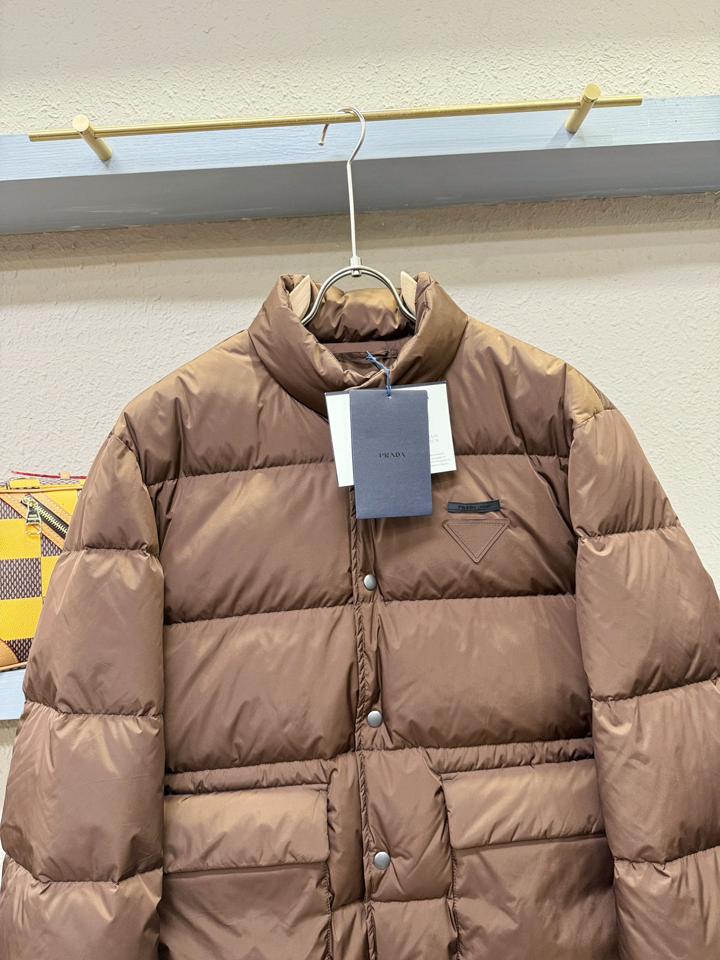 爆款羽绒服 PRADA 普拉达 2025新款羽绒服秀场新品，品相非常完美，专柜高科技防水面料，内里90%