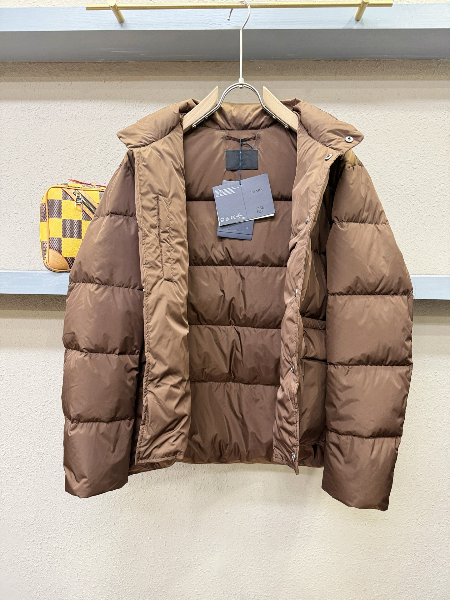 爆款羽绒服 PRADA 普拉达 2025新款羽绒服秀场新品，品相非常完美，专柜高科技防水面料，内里90%