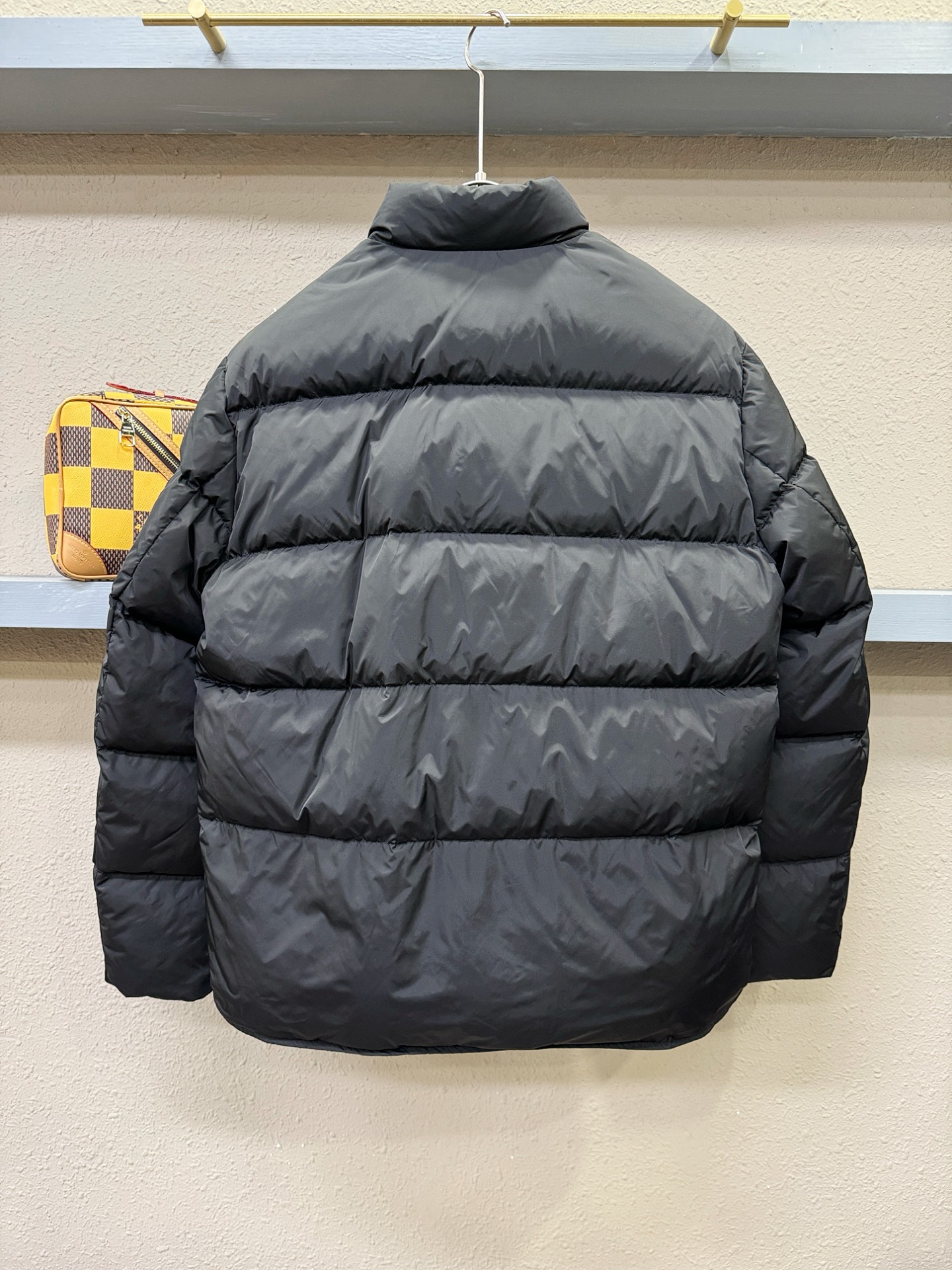 爆款羽绒服 PRADA 普拉达 2025新款羽绒服秀场新品，品相非常完美，专柜高科技防水面料，内里90%