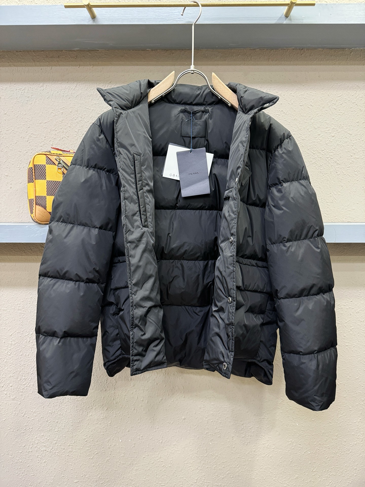 爆款羽绒服 PRADA 普拉达 2025新款羽绒服秀场新品，品相非常完美，专柜高科技防水面料，内里90%