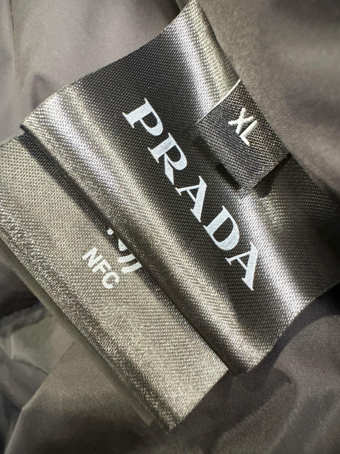 爆款羽绒服 PRADA 普拉达 2025新款羽绒服秀场新品，品相非常完美，专柜高科技防水面料，内里90%
