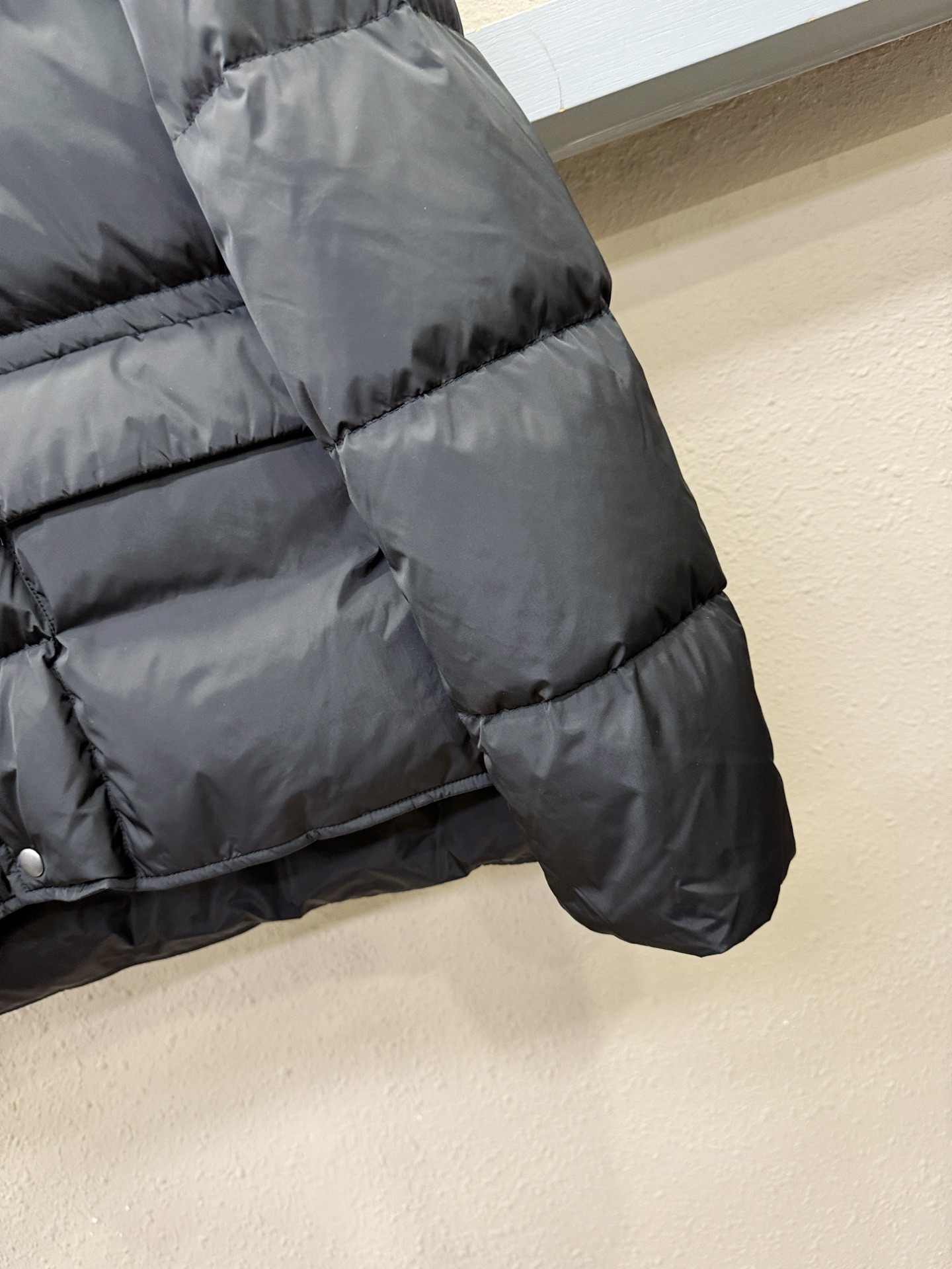 爆款羽绒服 PRADA 普拉达 2025新款羽绒服秀场新品，品相非常完美，专柜高科技防水面料，内里90%