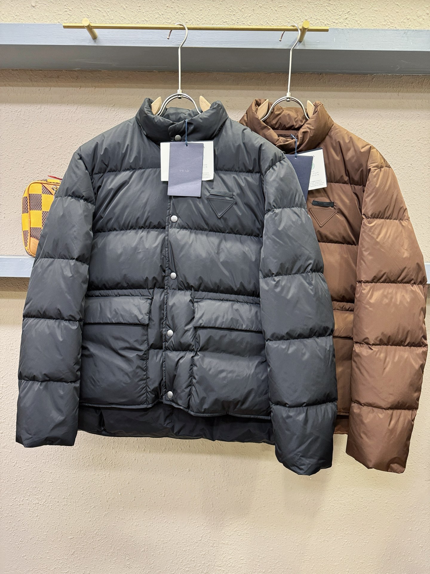 爆款羽绒服 PRADA 普拉达 2025新款羽绒服秀场新品，品相非常完美，专柜高科技防水面料，内里90%