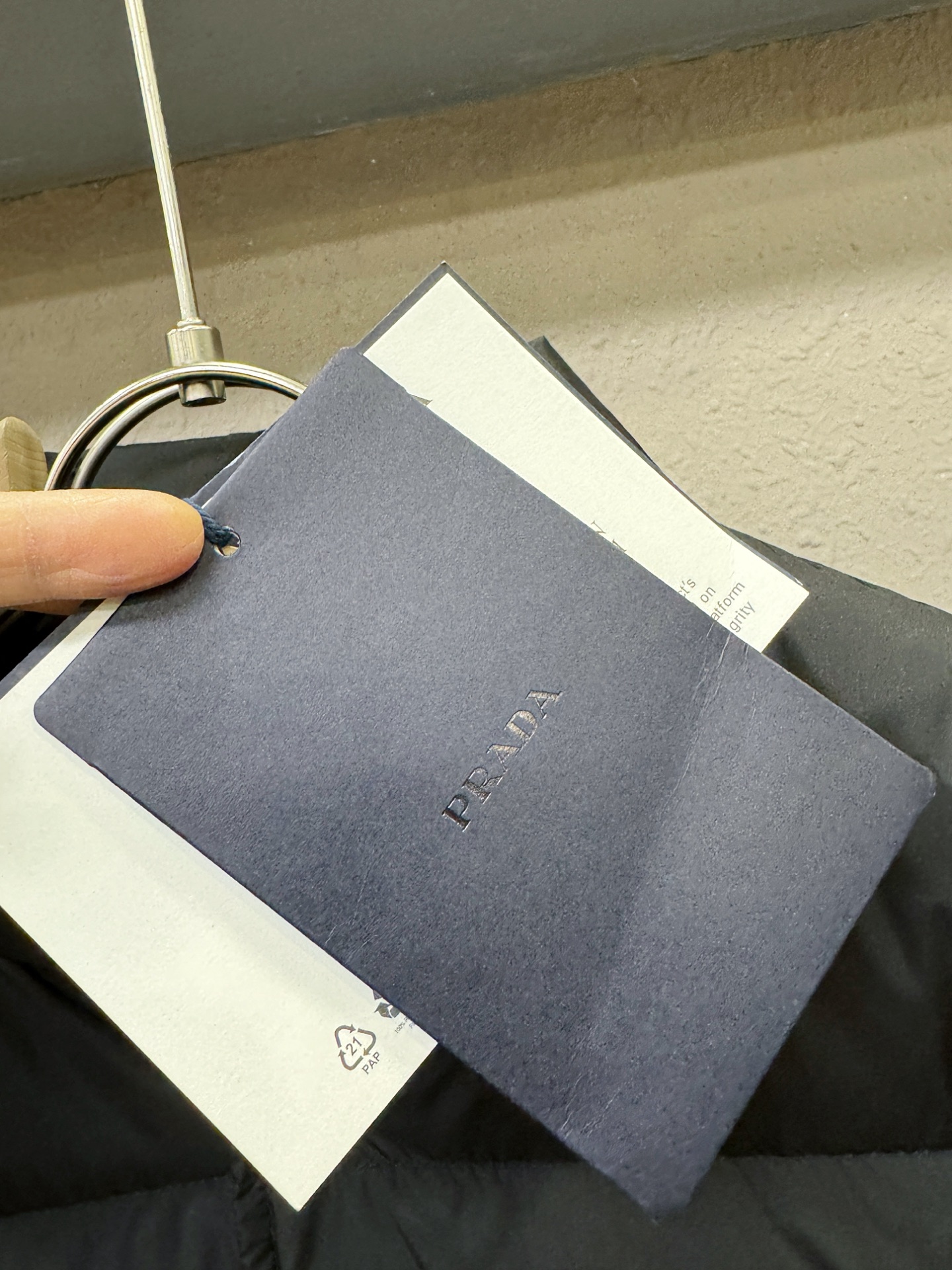 爆款羽绒服 PRADA 普拉达 2025新款羽绒服秀场新品，品相非常完美，专柜高科技防水面料，内里90%