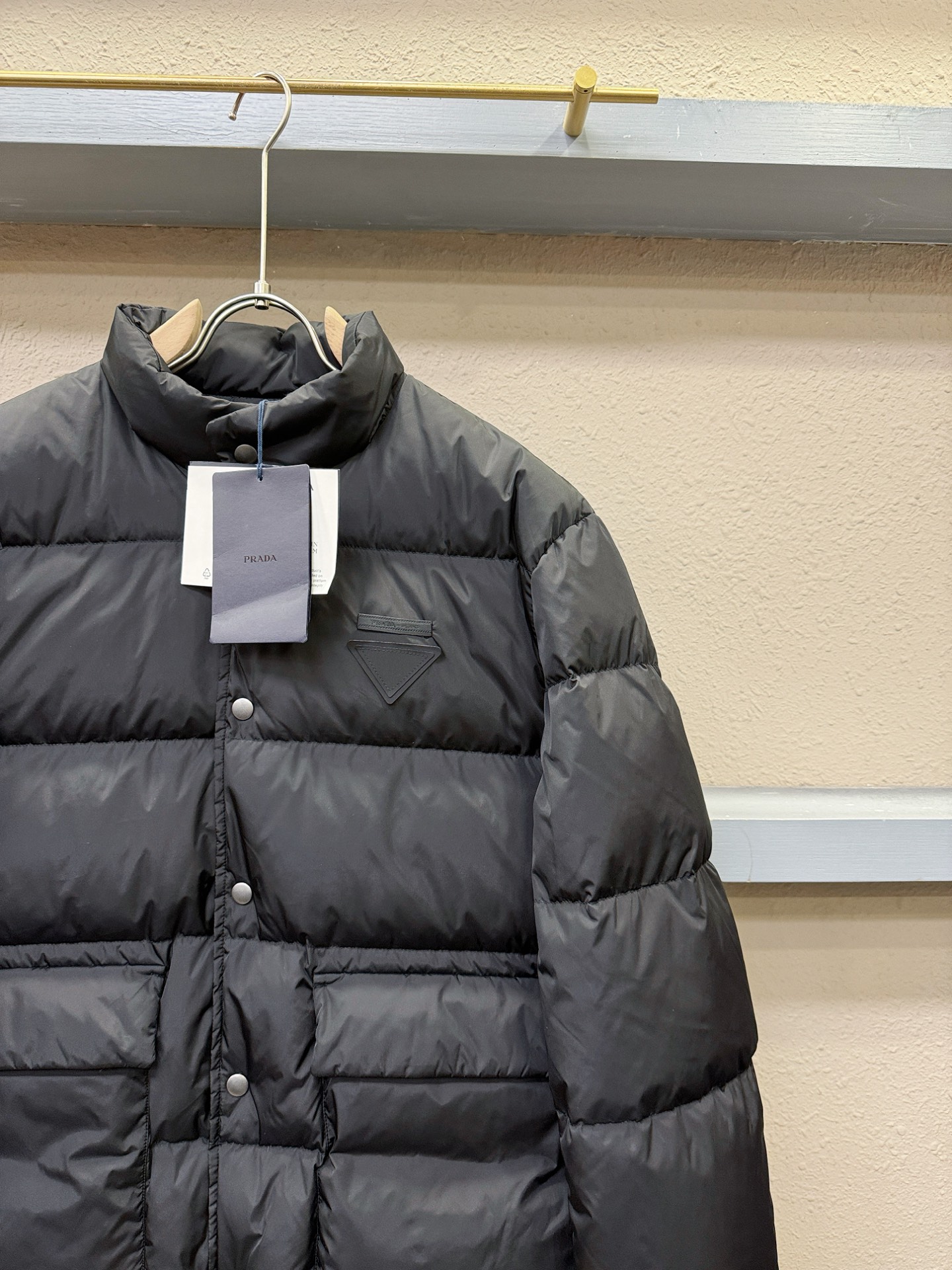 爆款羽绒服 PRADA 普拉达 2025新款羽绒服秀场新品，品相非常完美，专柜高科技防水面料，内里90%