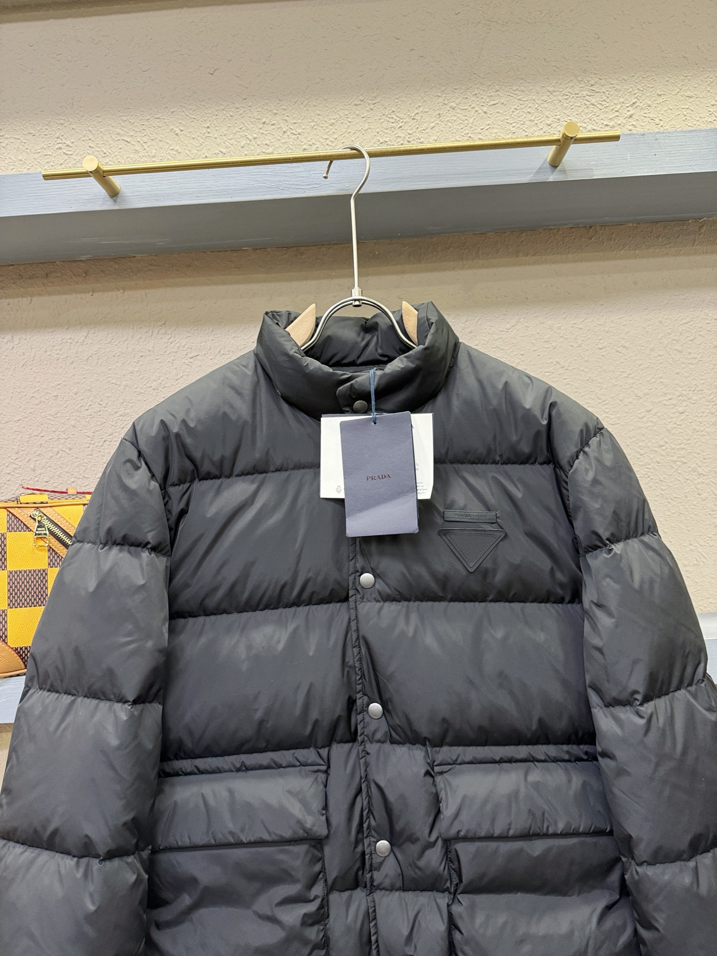 爆款羽绒服 PRADA 普拉达 2025新款羽绒服秀场新品，品相非常完美，专柜高科技防水面料，内里90%