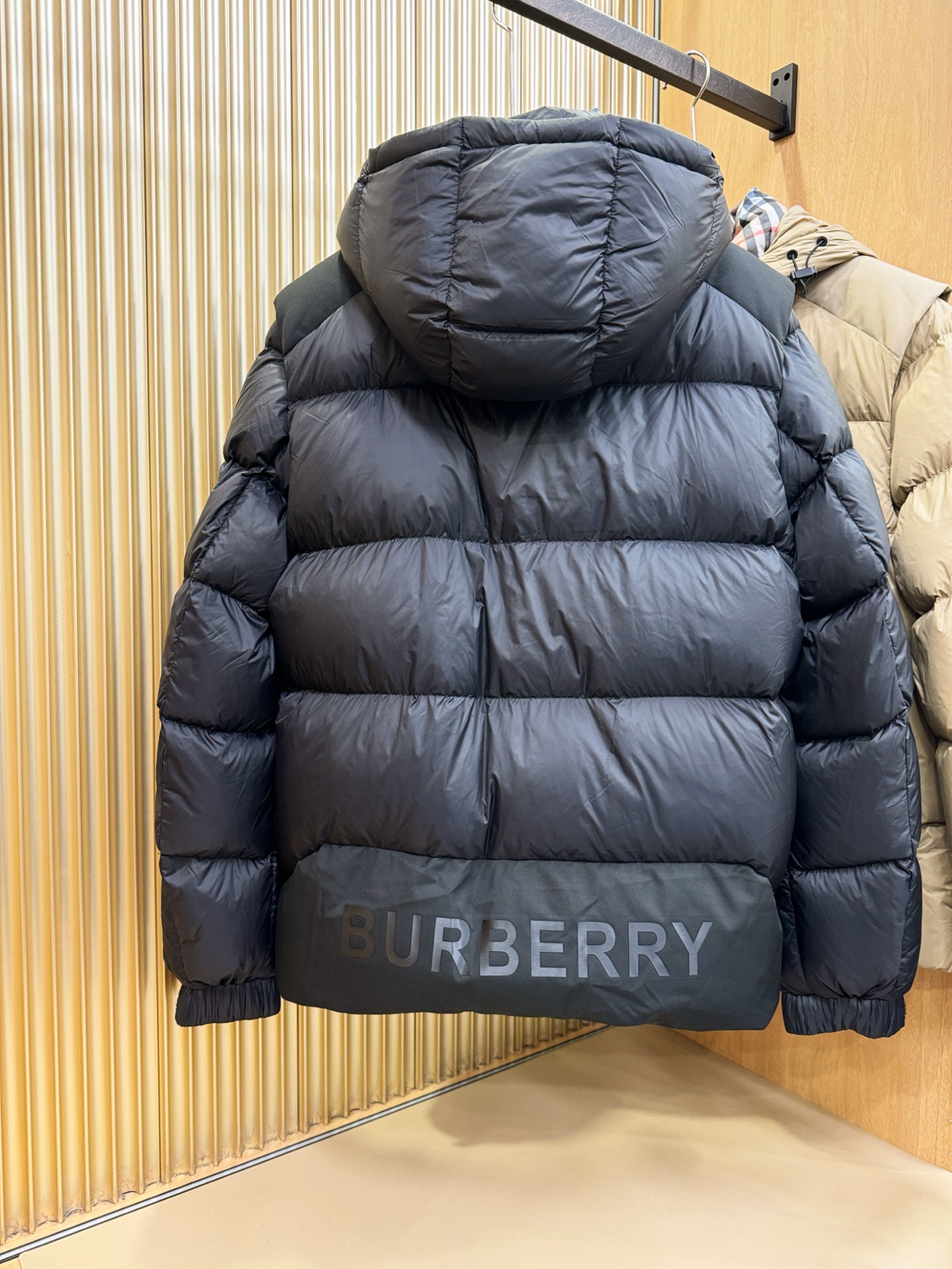 爆款羽绒服 BURBERRY巴宝莉 2025新款羽绒服秀场新品，袖子可拆卸，一衣两穿。品相非常完美，专柜