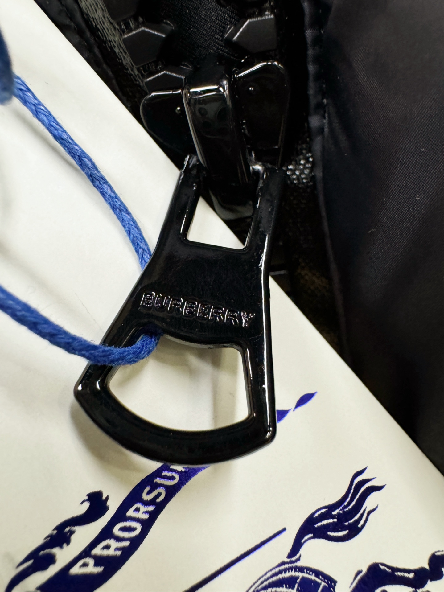 爆款羽绒服 BURBERRY巴宝莉 2025新款羽绒服秀场新品，袖子可拆卸，一衣两穿。品相非常完美，专柜