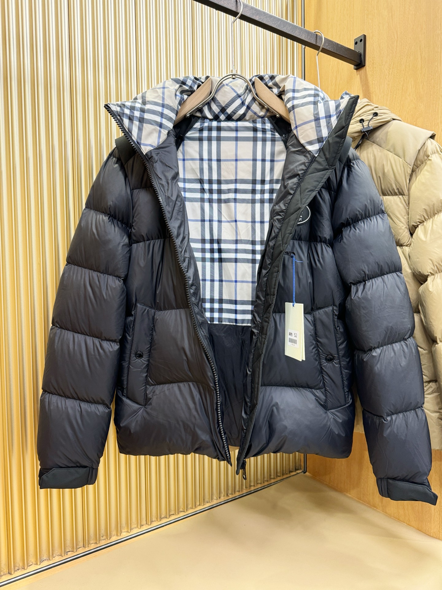 爆款羽绒服 BURBERRY巴宝莉 2025新款羽绒服秀场新品，袖子可拆卸，一衣两穿。品相非常完美，专柜