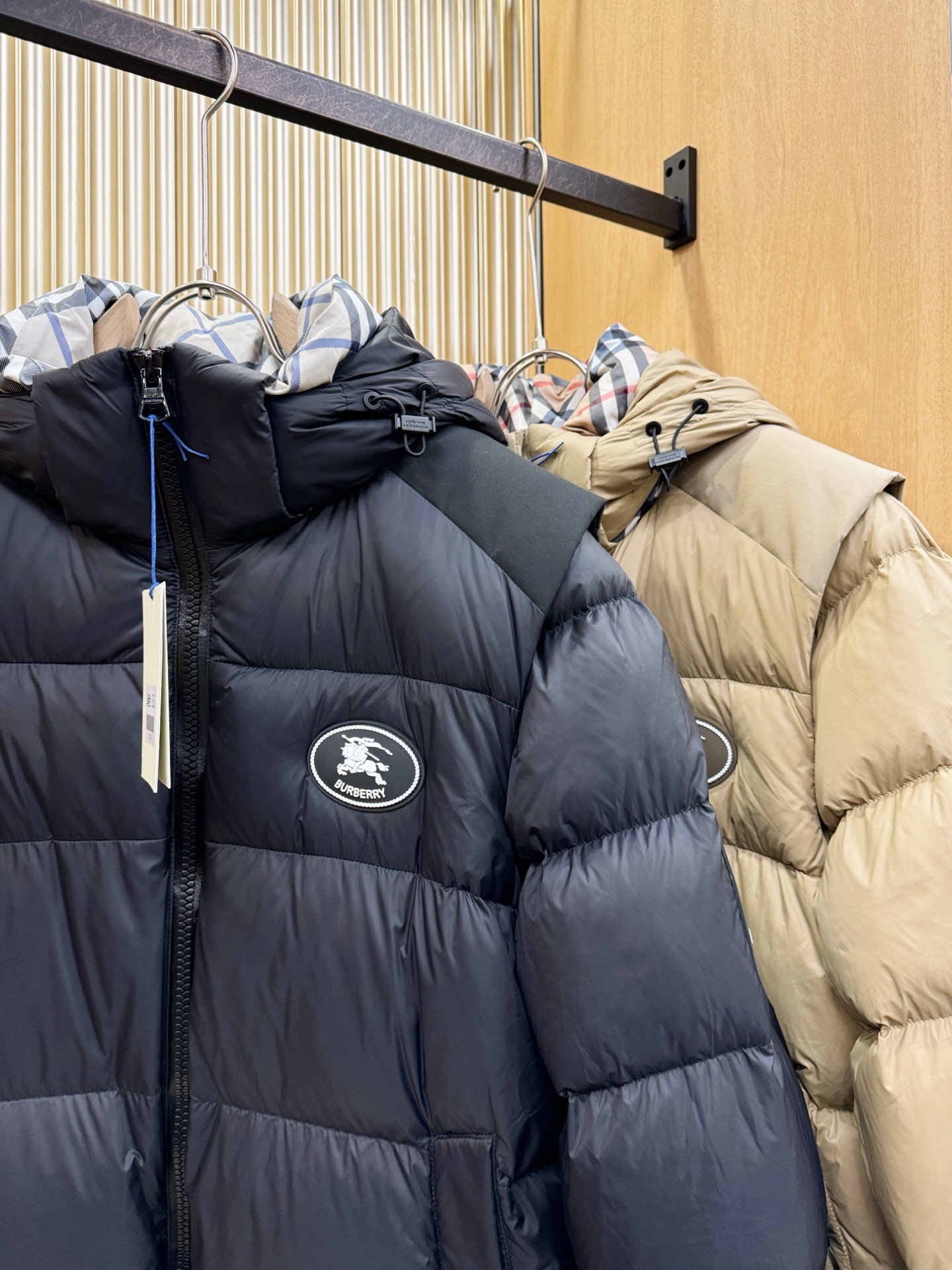 爆款羽绒服 BURBERRY巴宝莉 2025新款羽绒服秀场新品，袖子可拆卸，一衣两穿。品相非常完美，专柜