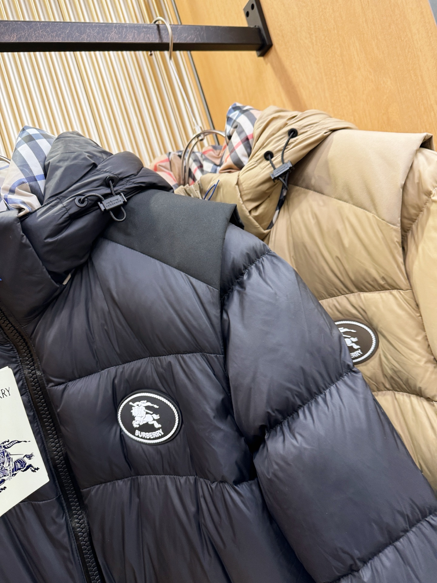 爆款羽绒服 BURBERRY巴宝莉 2025新款羽绒服秀场新品，袖子可拆卸，一衣两穿。品相非常完美，专柜