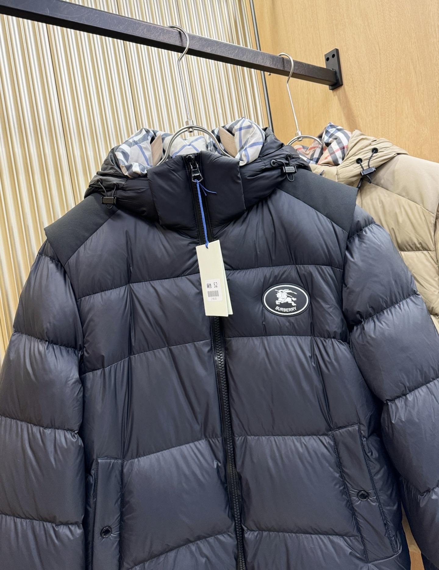 爆款羽绒服 BURBERRY巴宝莉 2025新款羽绒服秀场新品，袖子可拆卸，一衣两穿。品相非常完美，专柜