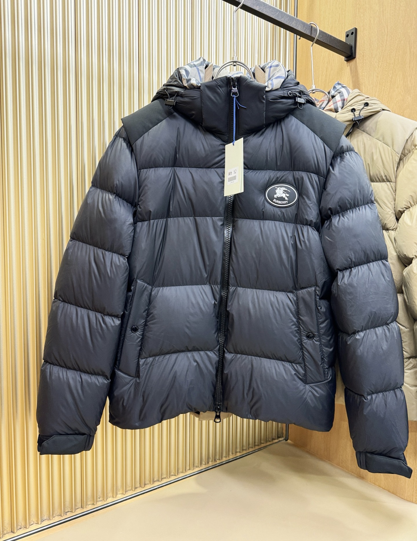 爆款羽绒服 BURBERRY巴宝莉 2025新款羽绒服秀场新品，袖子可拆卸，一衣两穿。品相非常完美，专柜