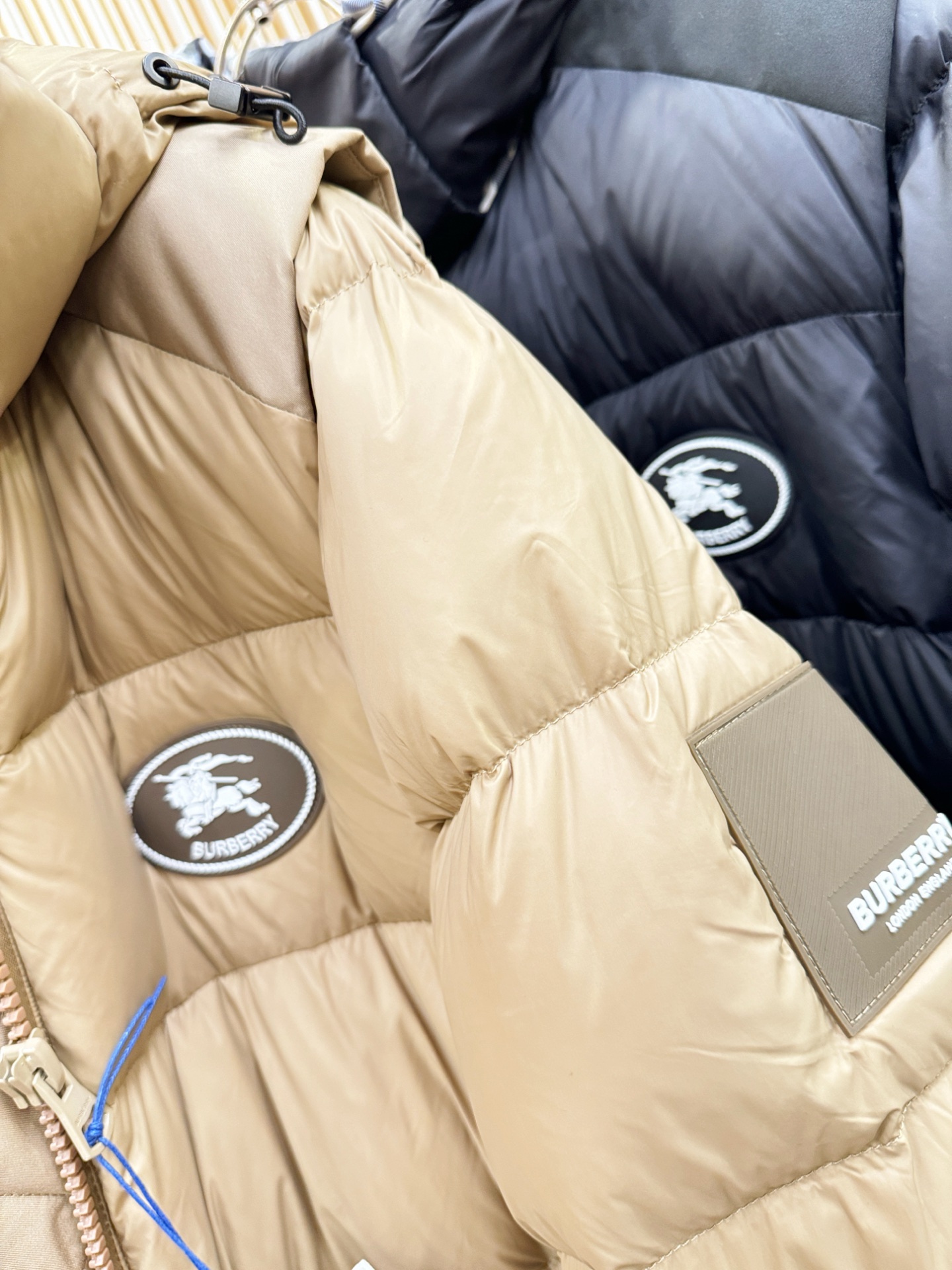 爆款羽绒服 BURBERRY巴宝莉 2025新款羽绒服秀场新品，袖子可拆卸，一衣两穿。品相非常完美，专柜