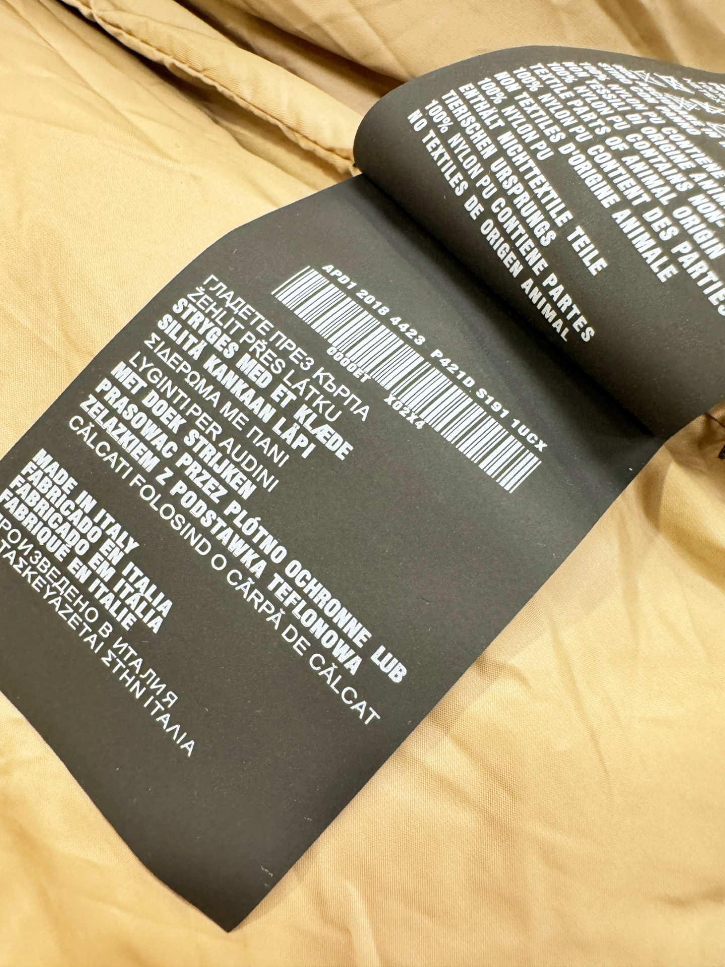 爆款羽绒服 BURBERRY巴宝莉 2025新款羽绒服秀场新品，袖子可拆卸，一衣两穿。品相非常完美，专柜