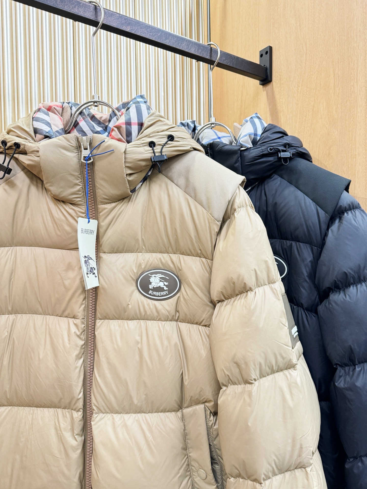 爆款羽绒服 BURBERRY巴宝莉 2025新款羽绒服秀场新品，袖子可拆卸，一衣两穿。品相非常完美，专柜