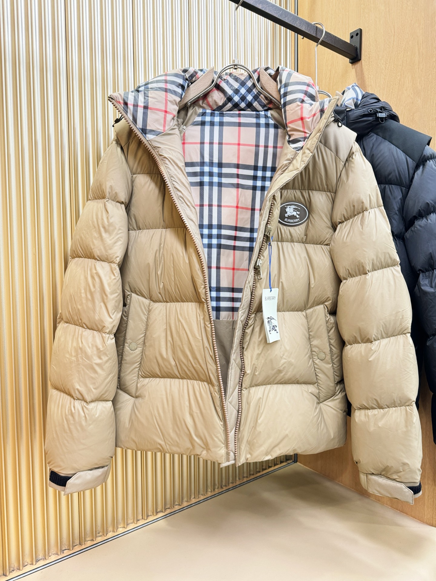 爆款羽绒服 BURBERRY巴宝莉 2025新款羽绒服秀场新品，袖子可拆卸，一衣两穿。品相非常完美，专柜