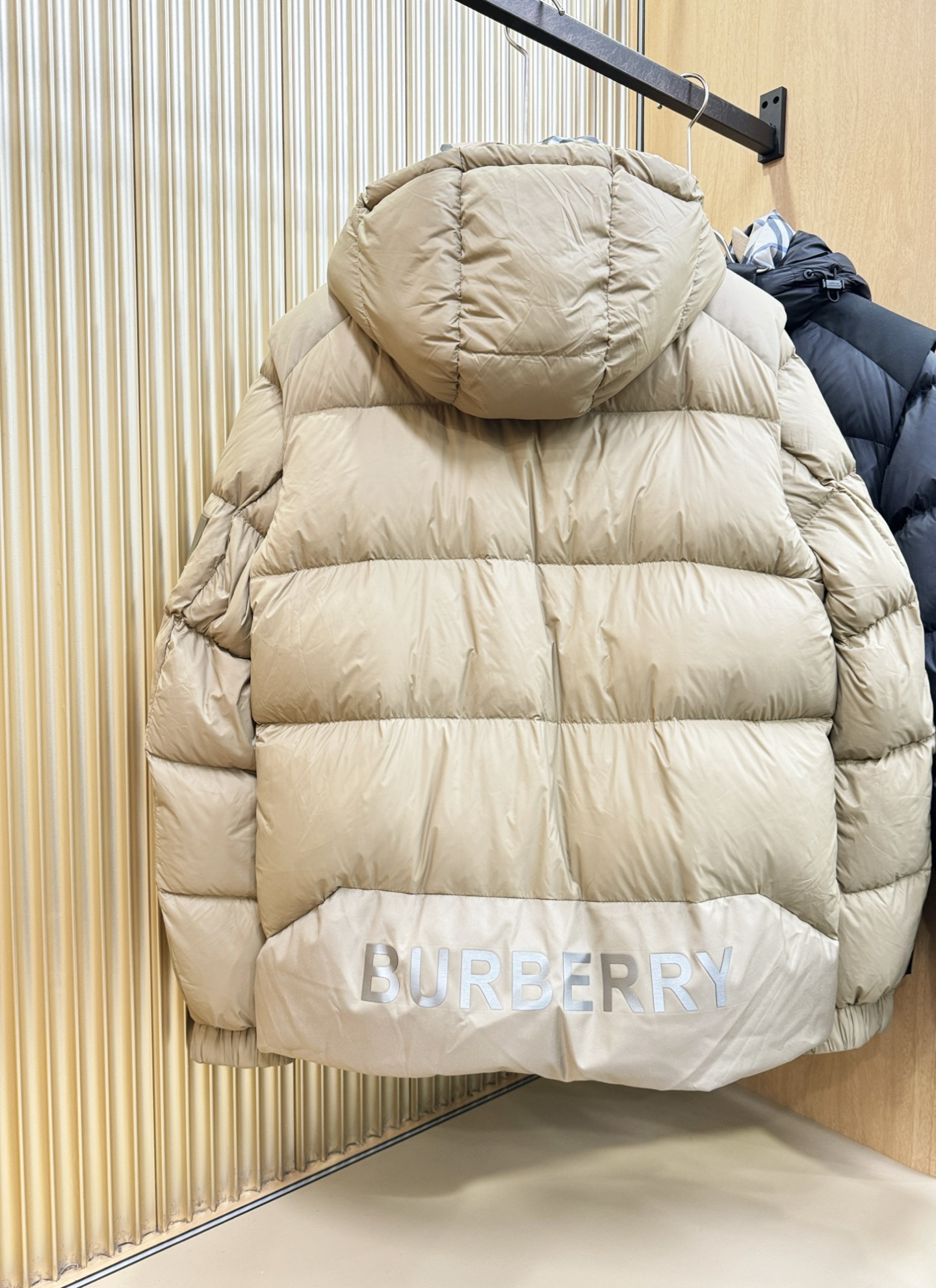 爆款羽绒服 BURBERRY巴宝莉 2025新款羽绒服秀场新品，袖子可拆卸，一衣两穿。品相非常完美，专柜