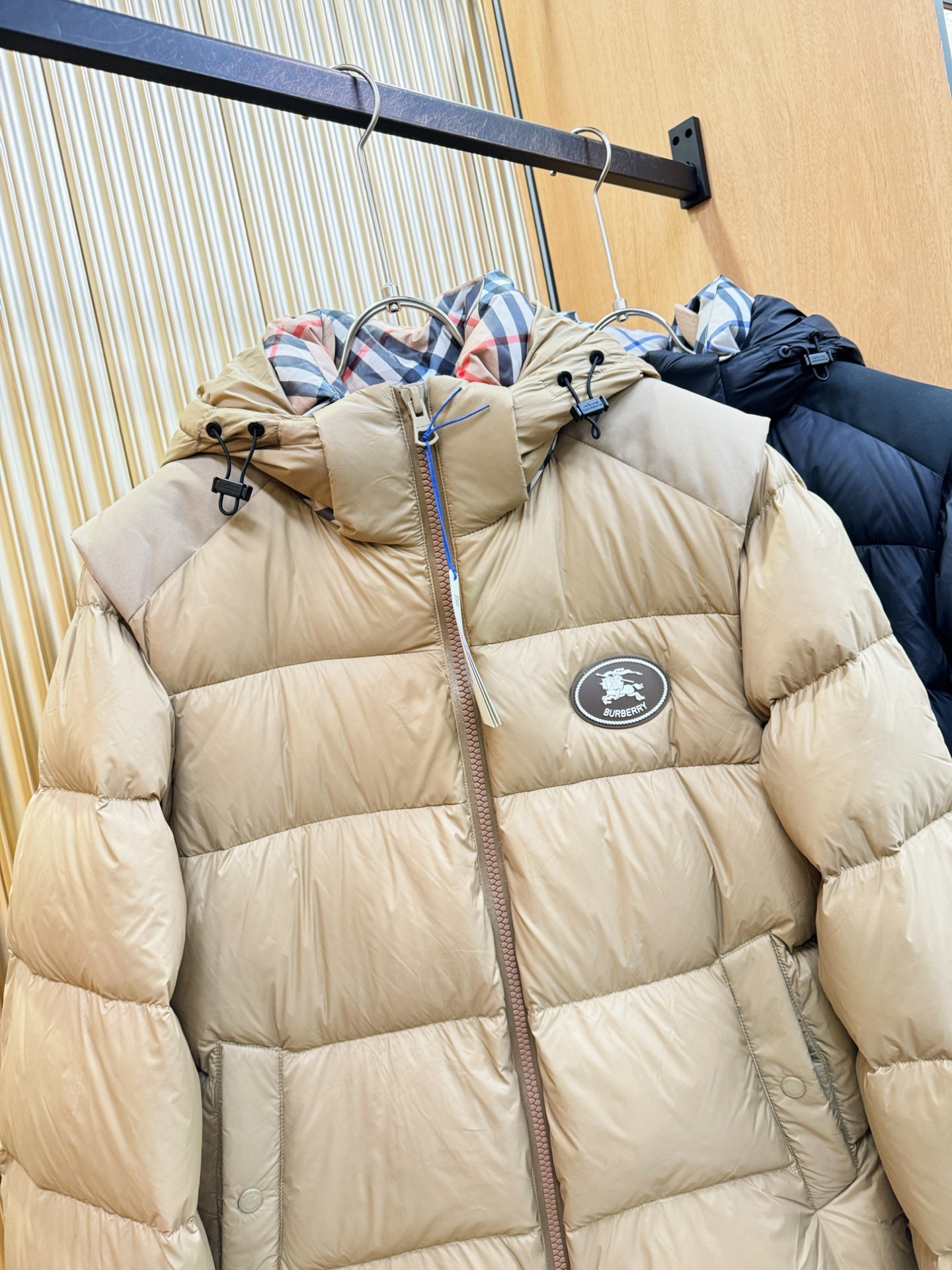 爆款羽绒服 BURBERRY巴宝莉 2025新款羽绒服秀场新品，袖子可拆卸，一衣两穿。品相非常完美，专柜