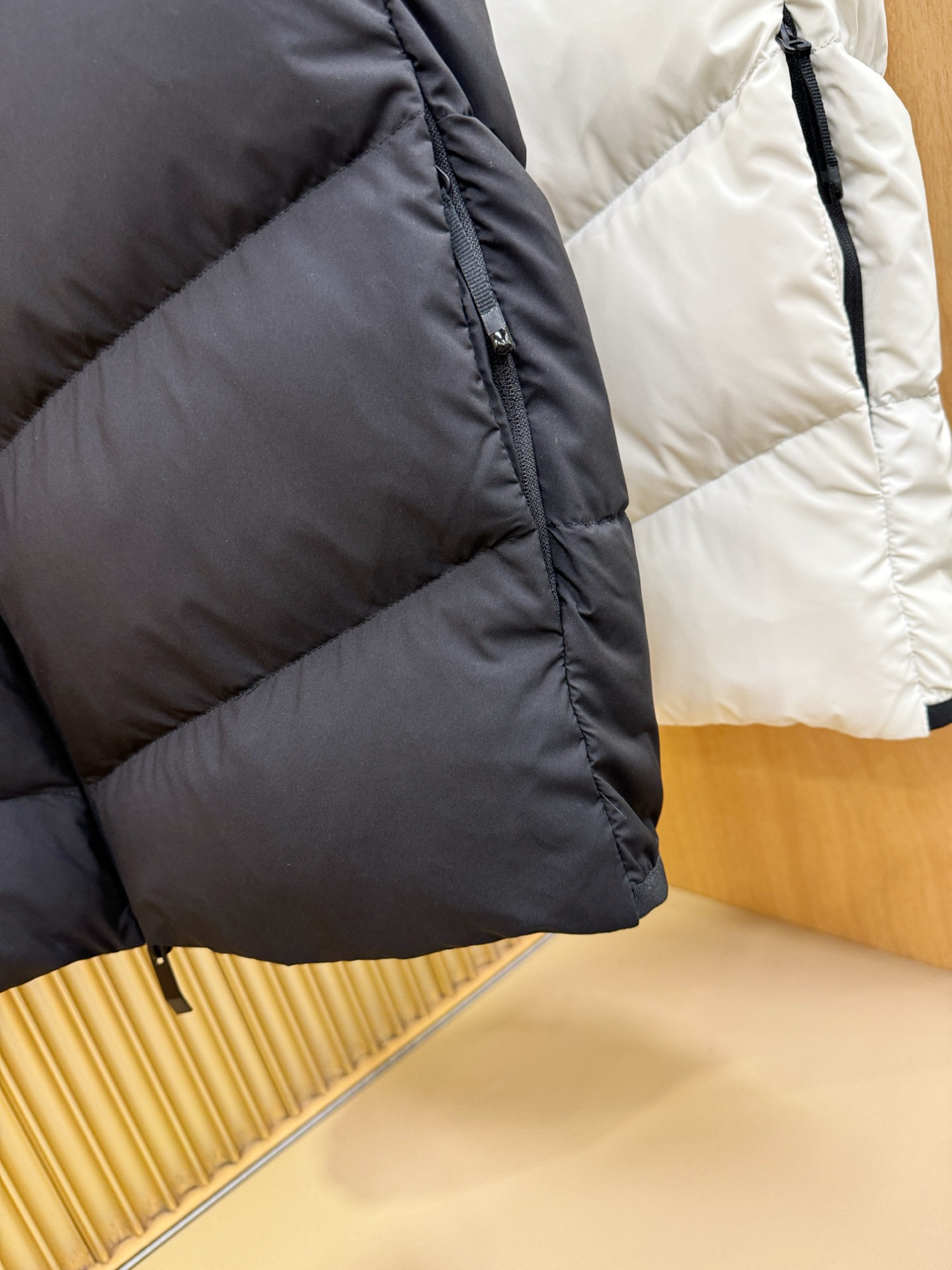 高版本 爆款马甲 Moncler蒙口 2025新款羽绒马甲 秀场新品，品相非常完美，专柜高科技防水面料，