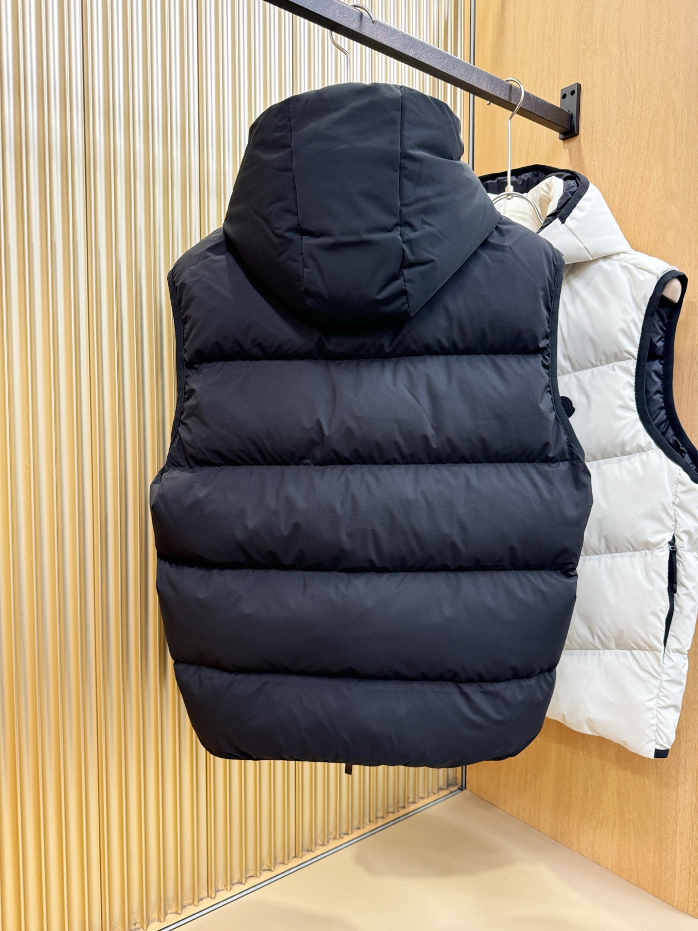 高版本 爆款马甲 Moncler蒙口 2025新款羽绒马甲 秀场新品，品相非常完美，专柜高科技防水面料，