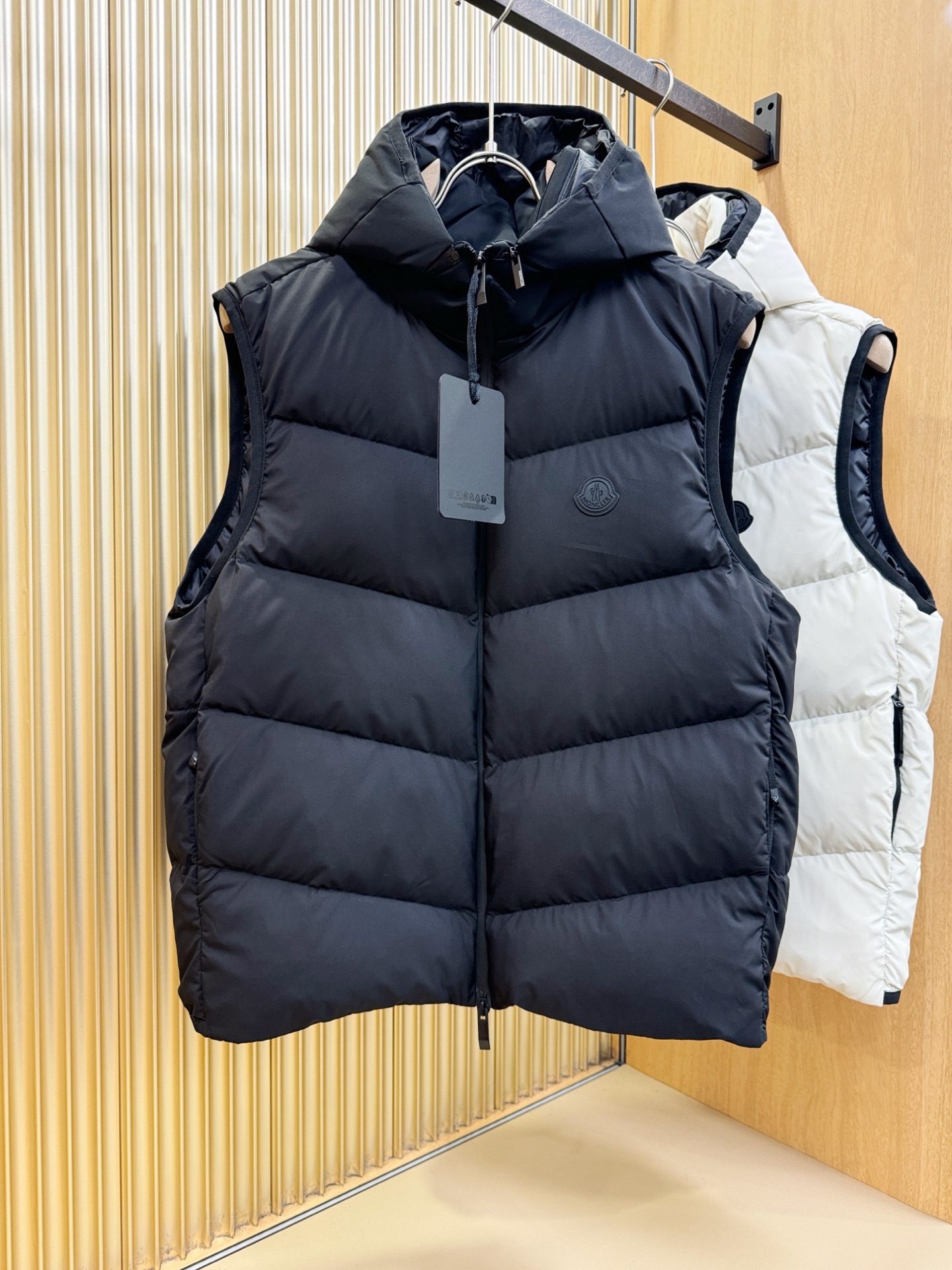 高版本 爆款马甲 Moncler蒙口 2025新款羽绒马甲 秀场新品，品相非常完美，专柜高科技防水面料，