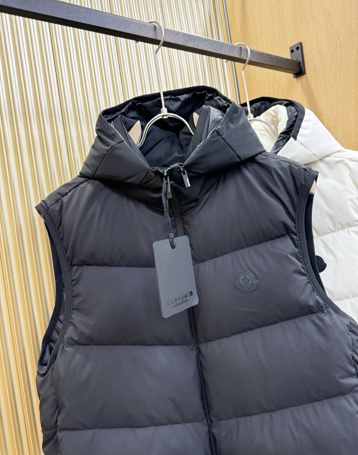 高版本 爆款马甲 Moncler蒙口 2025新款羽绒马甲 秀场新品，品相非常完美，专柜高科技防水面料，