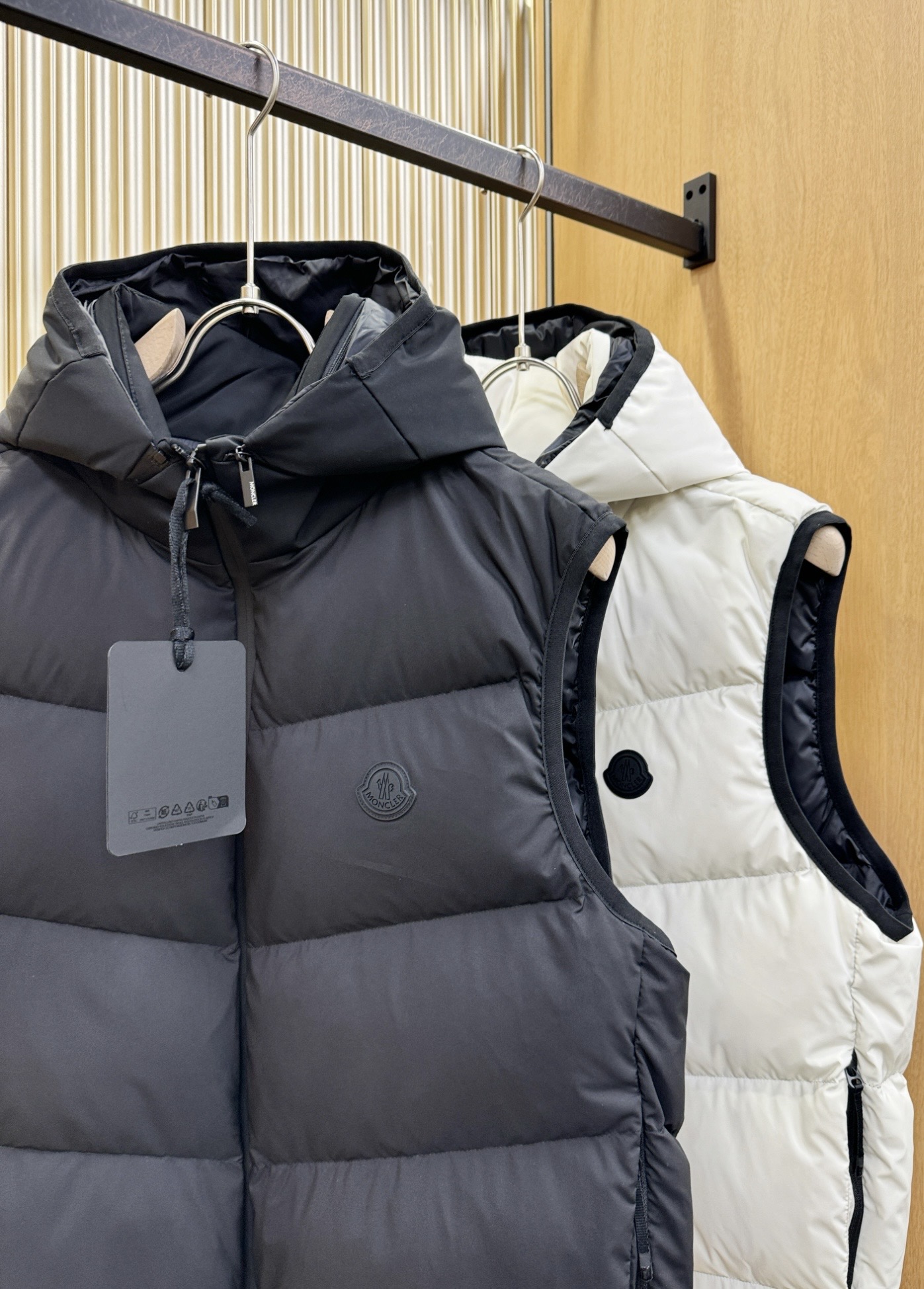 高版本 爆款马甲 Moncler蒙口 2025新款羽绒马甲 秀场新品，品相非常完美，专柜高科技防水面料，