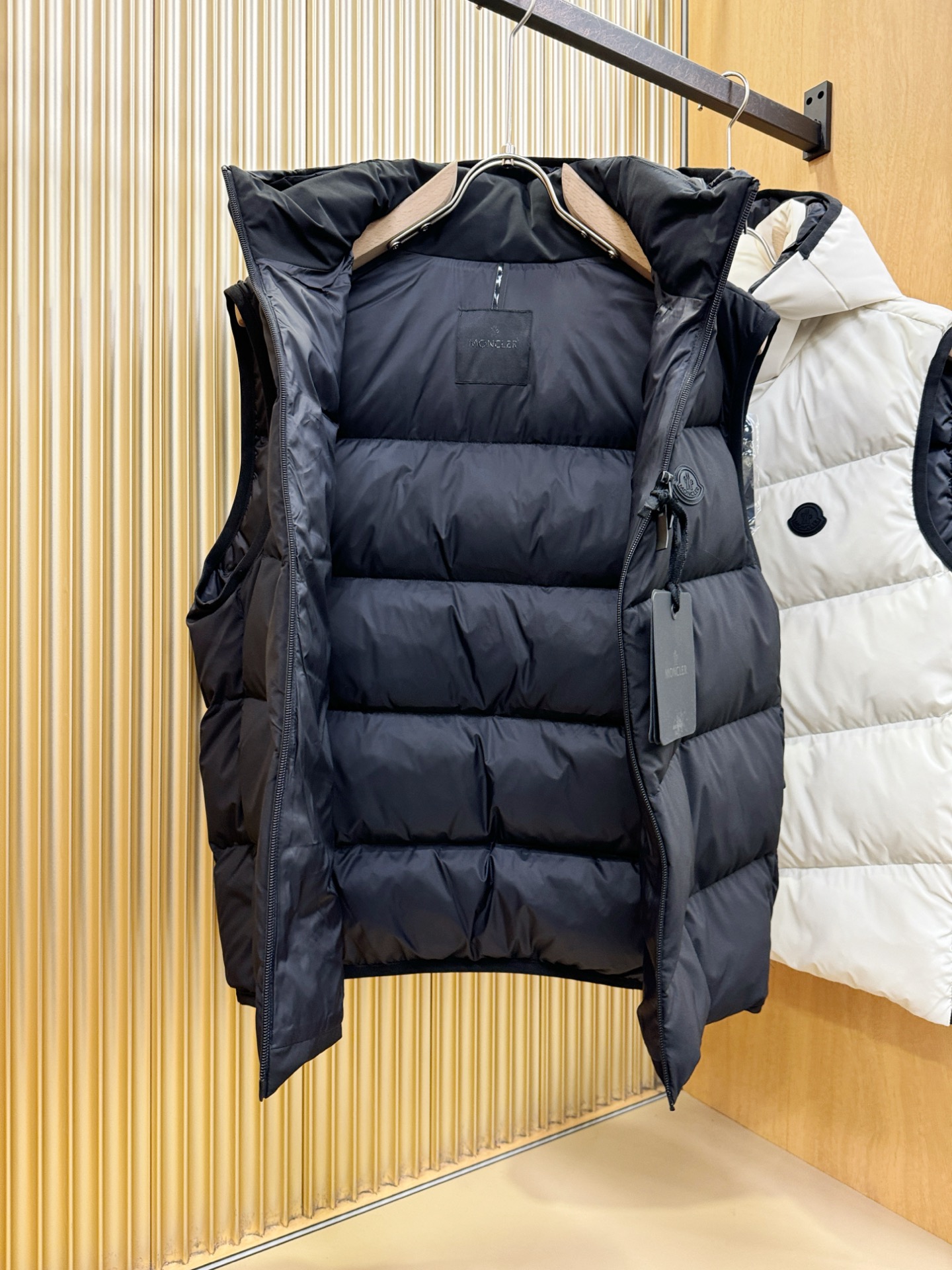 高版本 爆款马甲 Moncler蒙口 2025新款羽绒马甲 秀场新品，品相非常完美，专柜高科技防水面料，