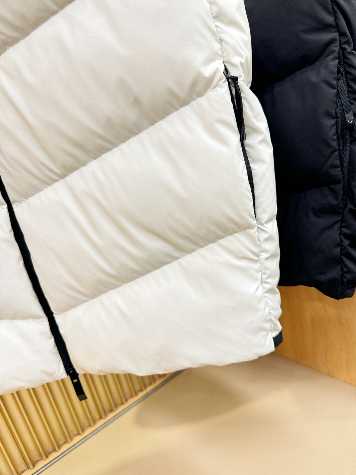 高版本 爆款马甲 Moncler蒙口 2025新款羽绒马甲 秀场新品，品相非常完美，专柜高科技防水面料，