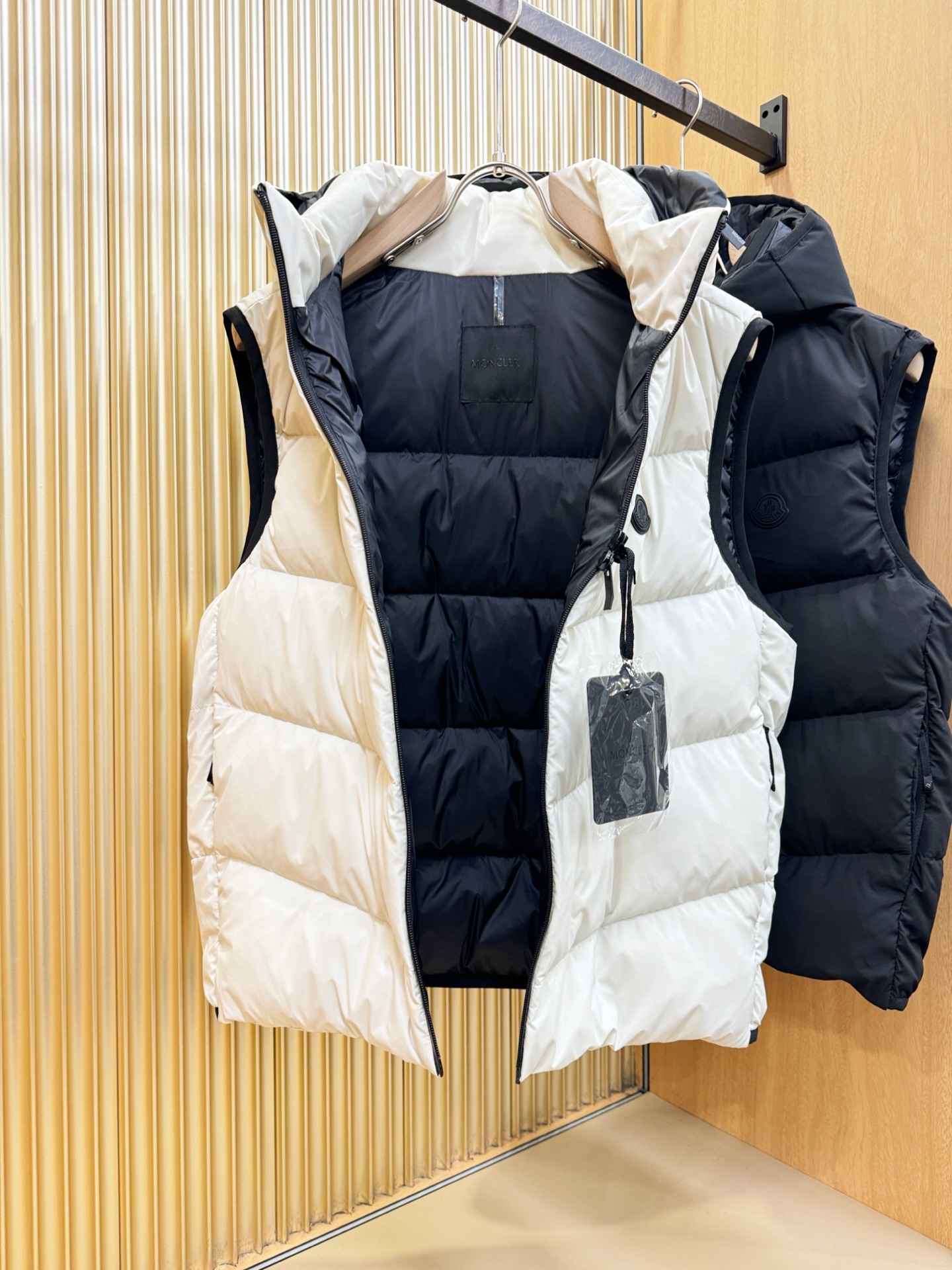 高版本 爆款马甲 Moncler蒙口 2025新款羽绒马甲 秀场新品，品相非常完美，专柜高科技防水面料，