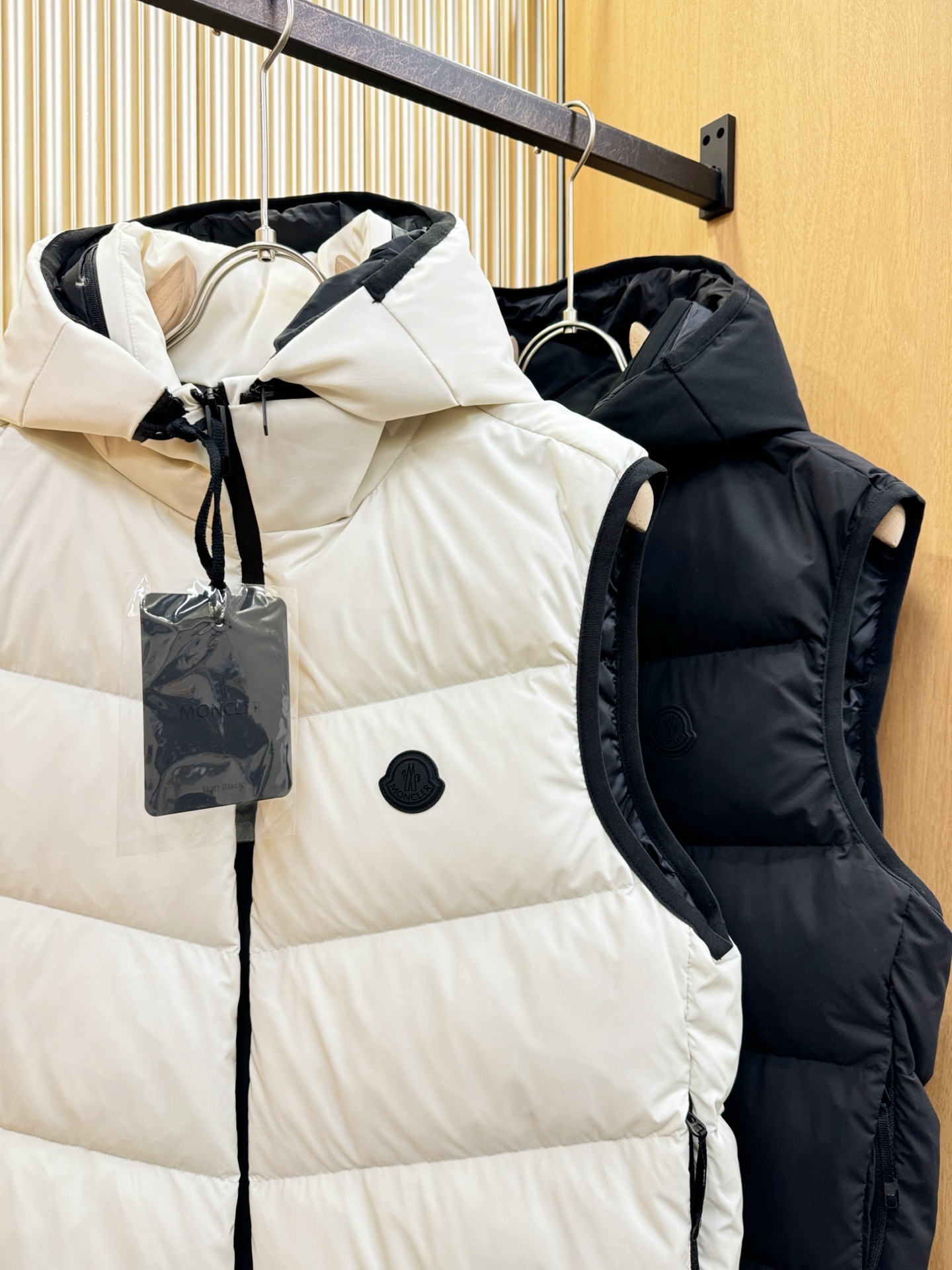 高版本 爆款马甲 Moncler蒙口 2025新款羽绒马甲 秀场新品，品相非常完美，专柜高科技防水面料，