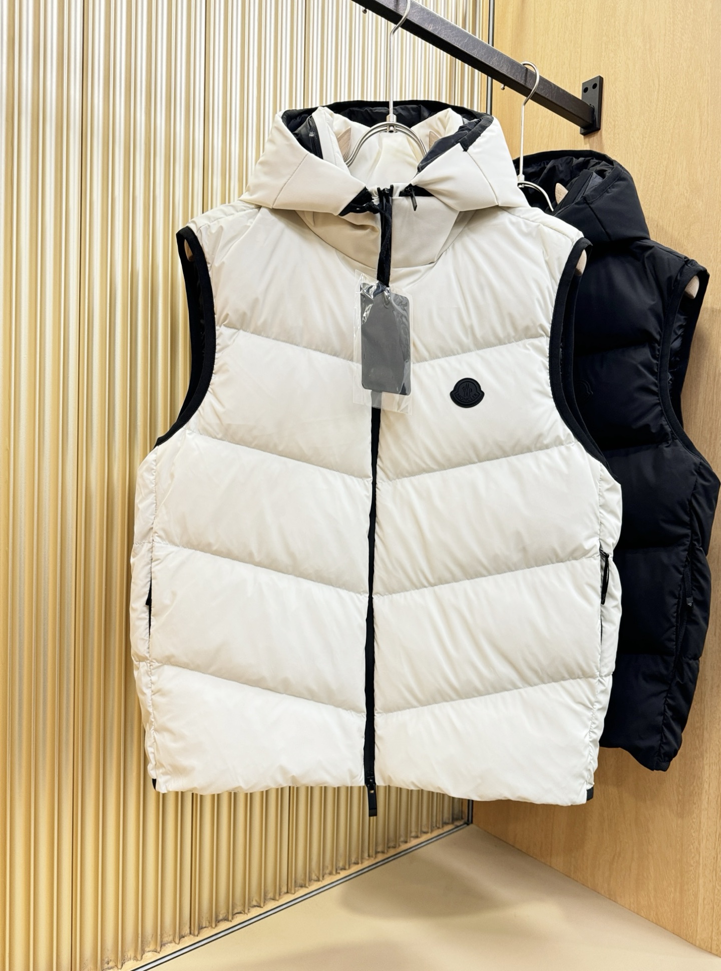 高版本 爆款马甲 Moncler蒙口 2025新款羽绒马甲 秀场新品，品相非常完美，专柜高科技防水面料，