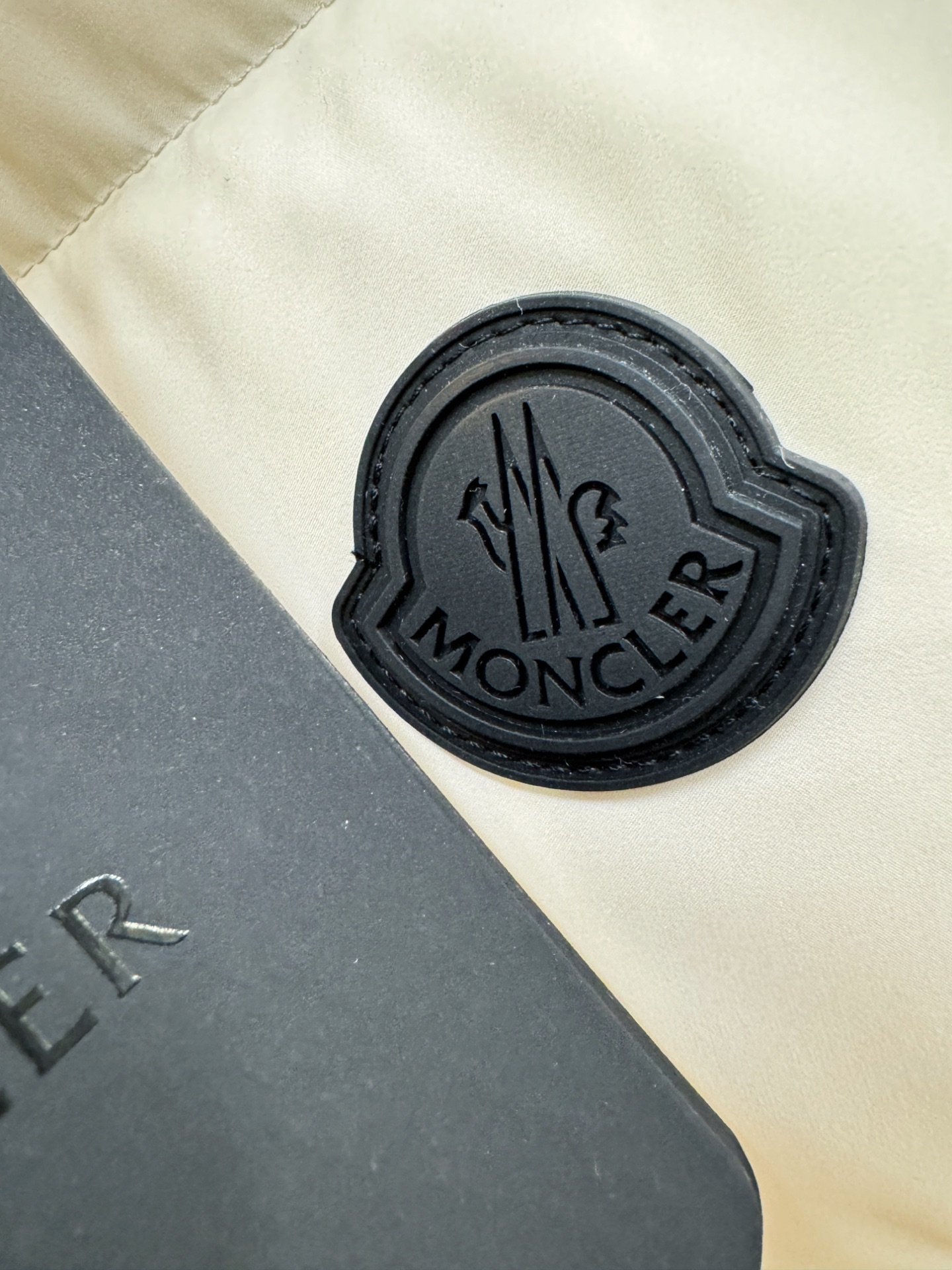 高版本 爆款马甲 Moncler蒙口 2025新款羽绒马甲 秀场新品，品相非常完美，专柜高科技防水面料，