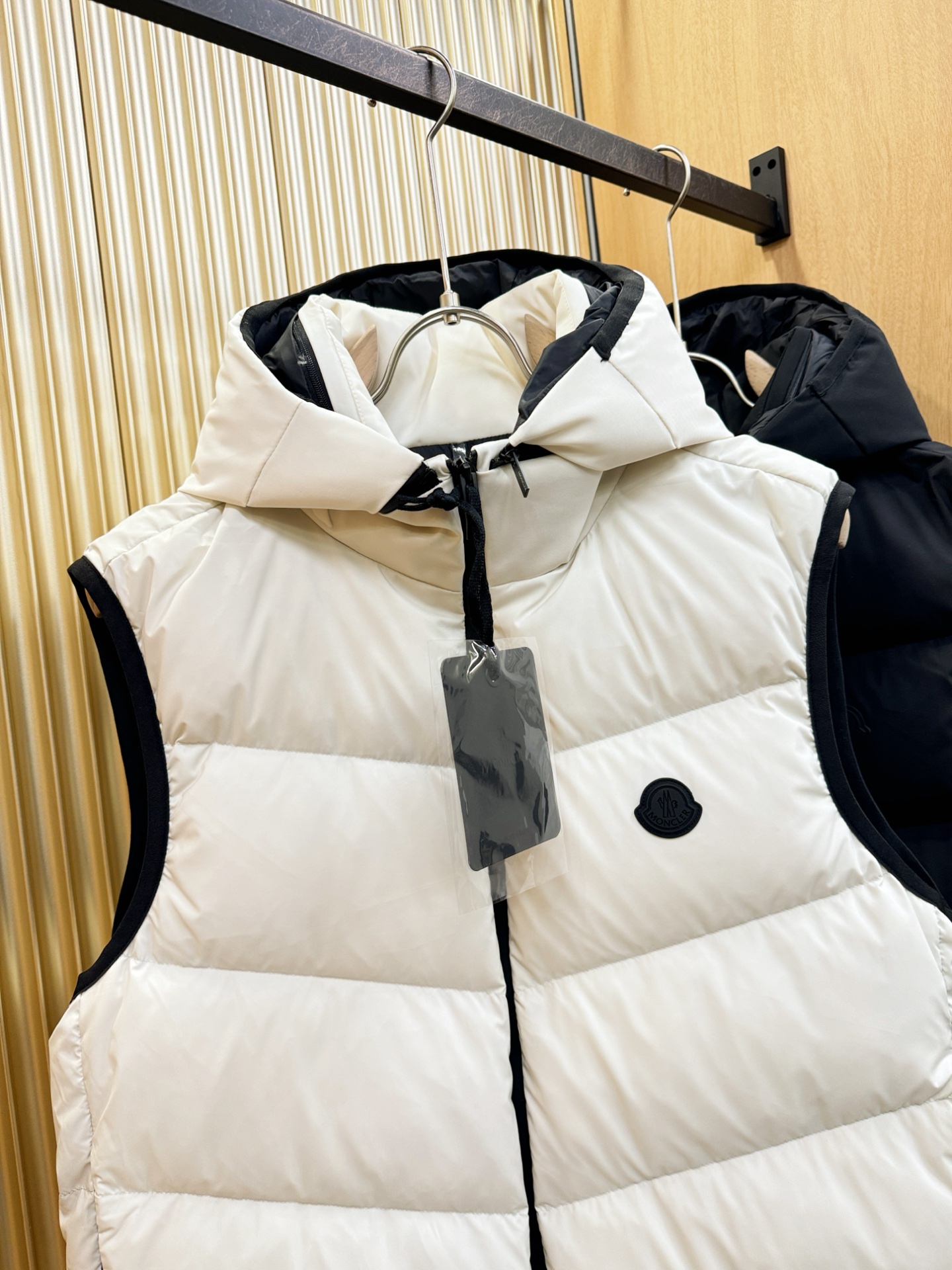 高版本 爆款马甲 Moncler蒙口 2025新款羽绒马甲 秀场新品，品相非常完美，专柜高科技防水面料，