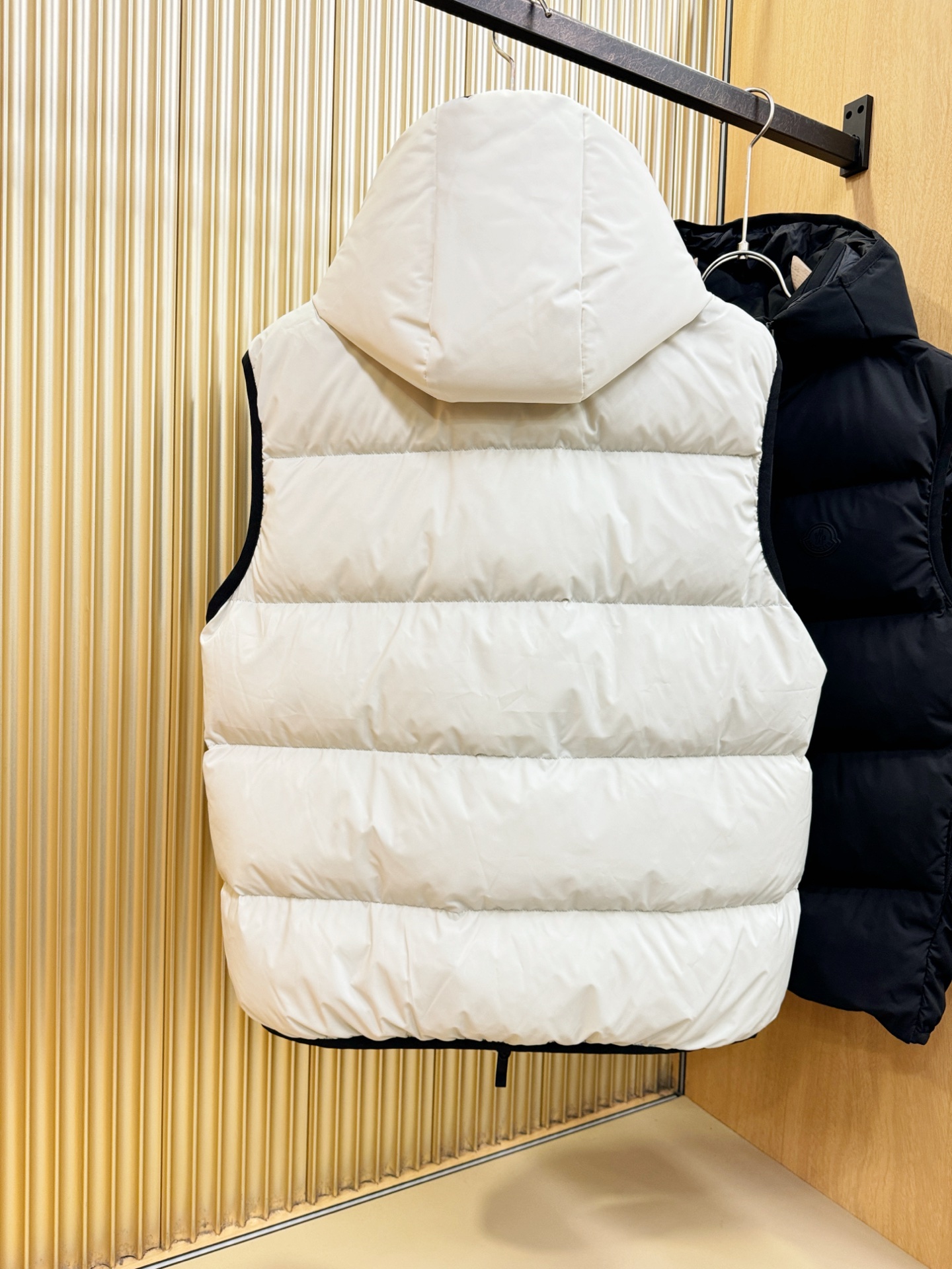 高版本 爆款马甲 Moncler蒙口 2025新款羽绒马甲 秀场新品，品相非常完美，专柜高科技防水面料，