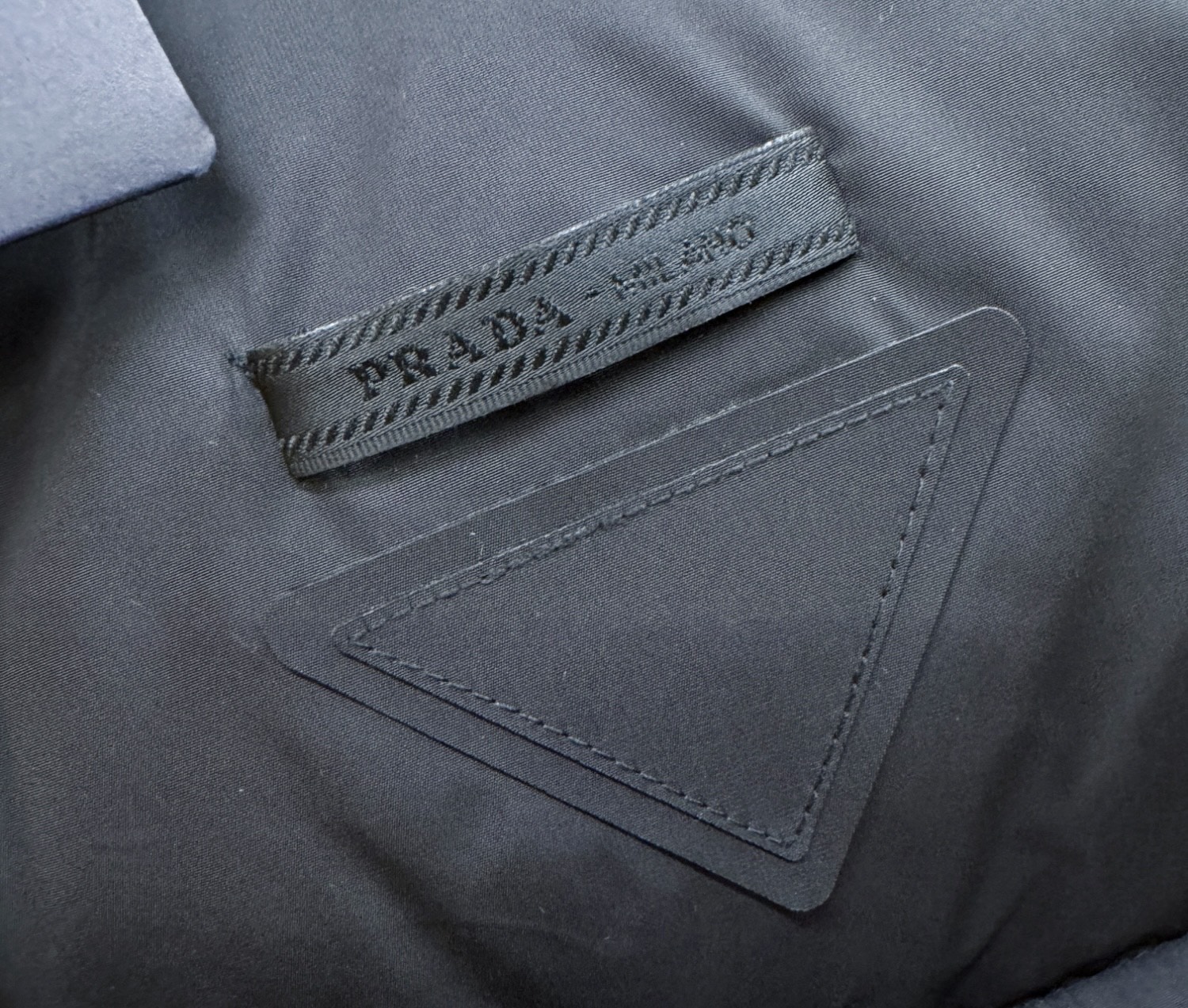 高版本 爆款马甲 PRADA 普拉达 2025新款羽绒马甲 秀场新品，品相非常完美，专柜高科技防水面料，