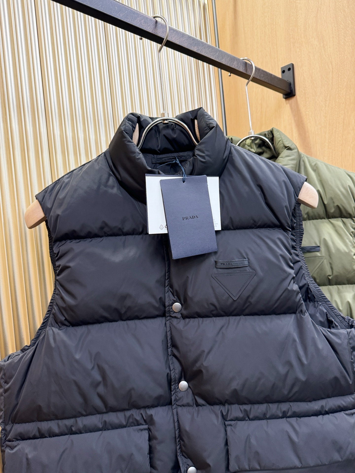 高版本 爆款马甲 PRADA 普拉达 2025新款羽绒马甲 秀场新品，品相非常完美，专柜高科技防水面料，