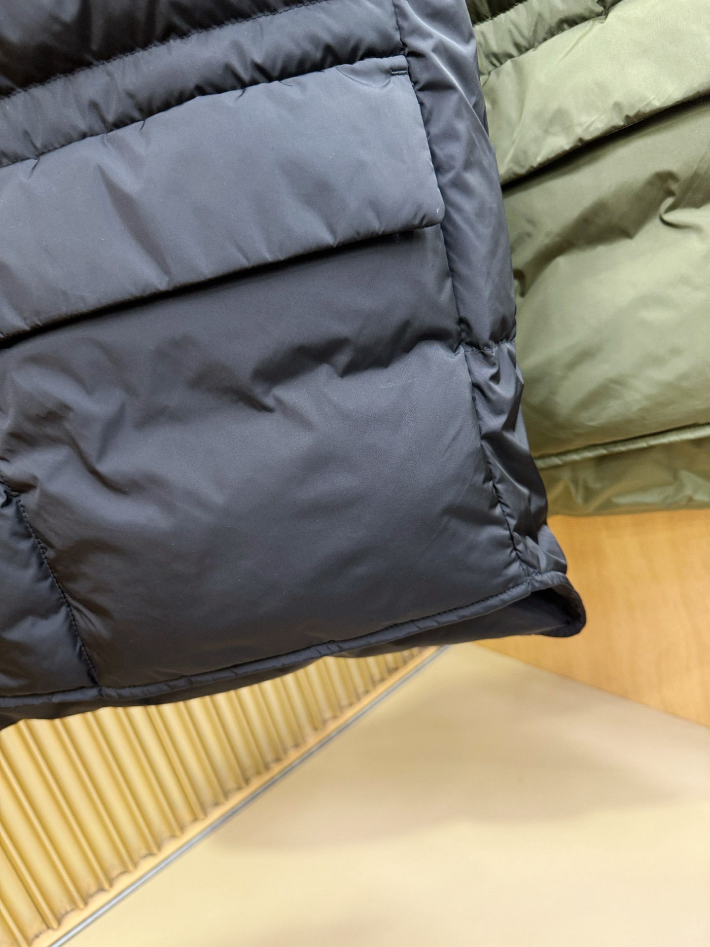 高版本 爆款马甲 PRADA 普拉达 2025新款羽绒马甲 秀场新品，品相非常完美，专柜高科技防水面料，