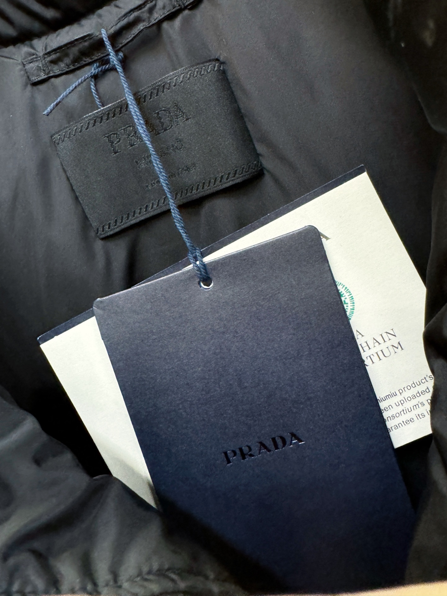 高版本 爆款马甲 PRADA 普拉达 2025新款羽绒马甲 秀场新品，品相非常完美，专柜高科技防水面料，